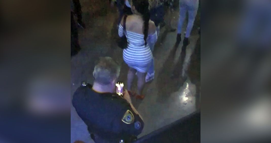 VIDEO | Policía le toma fotos al trasero de una mujer en concierto de Drake