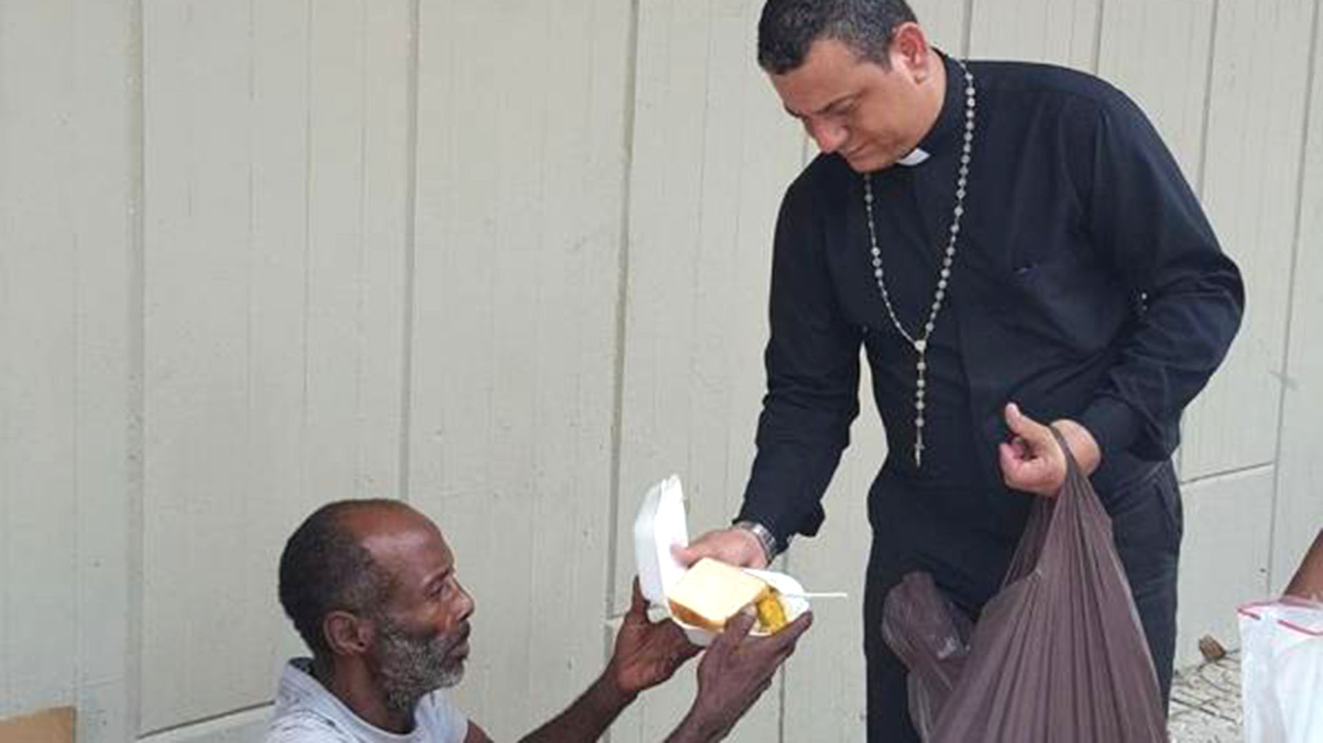 Para ganar la confianza de sus víctimas, el proxeneta mostraba fotos donde aparecía en labores sociales vistiendo un hábito falso, pues no es el de la congregación franciscana.