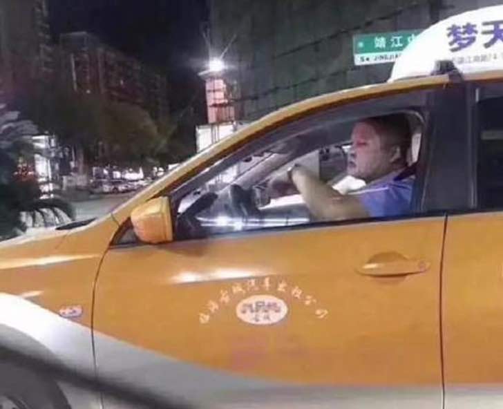 Lo llaman “taxista exquisito” porque hidrata su piel sensible al conducir. Aquí luce su mascarilla