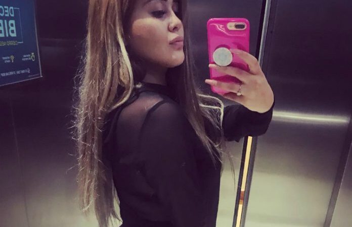 Gomita vuelve al Quirofano y presume cuerpo en ajustado vestido azul