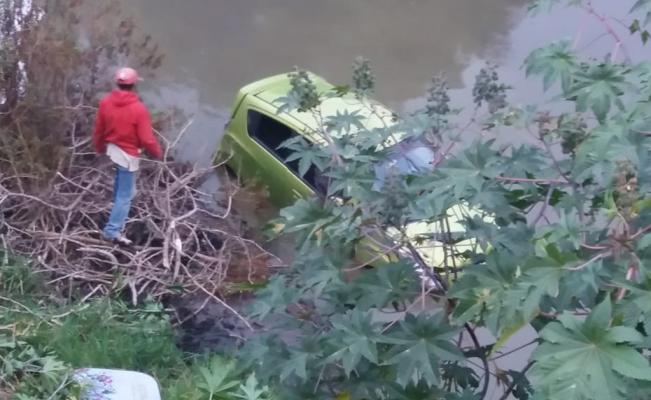 Cayo automóvil al Canal de Aguas Negras en Las Américas, Ecatepec