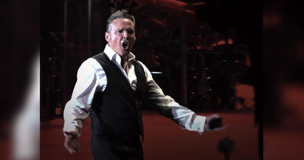 Luis Miguel enfurece en show y lanza lo que tenía en la mano a su equipo