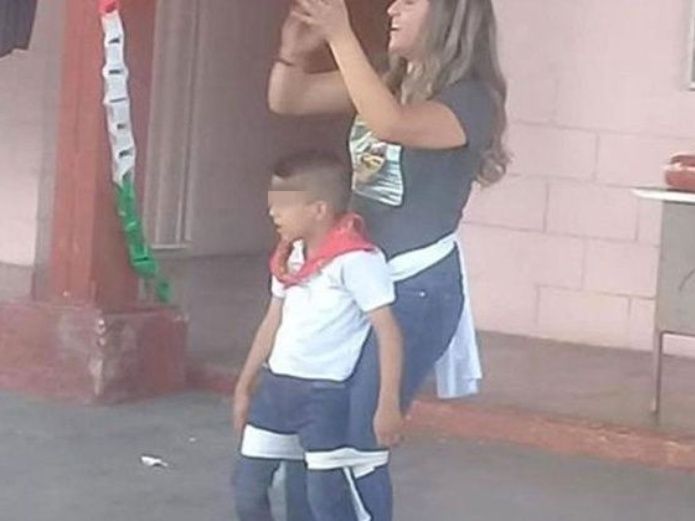 Maestra ayuda a bailar a su pequeño alumno con discapacidad