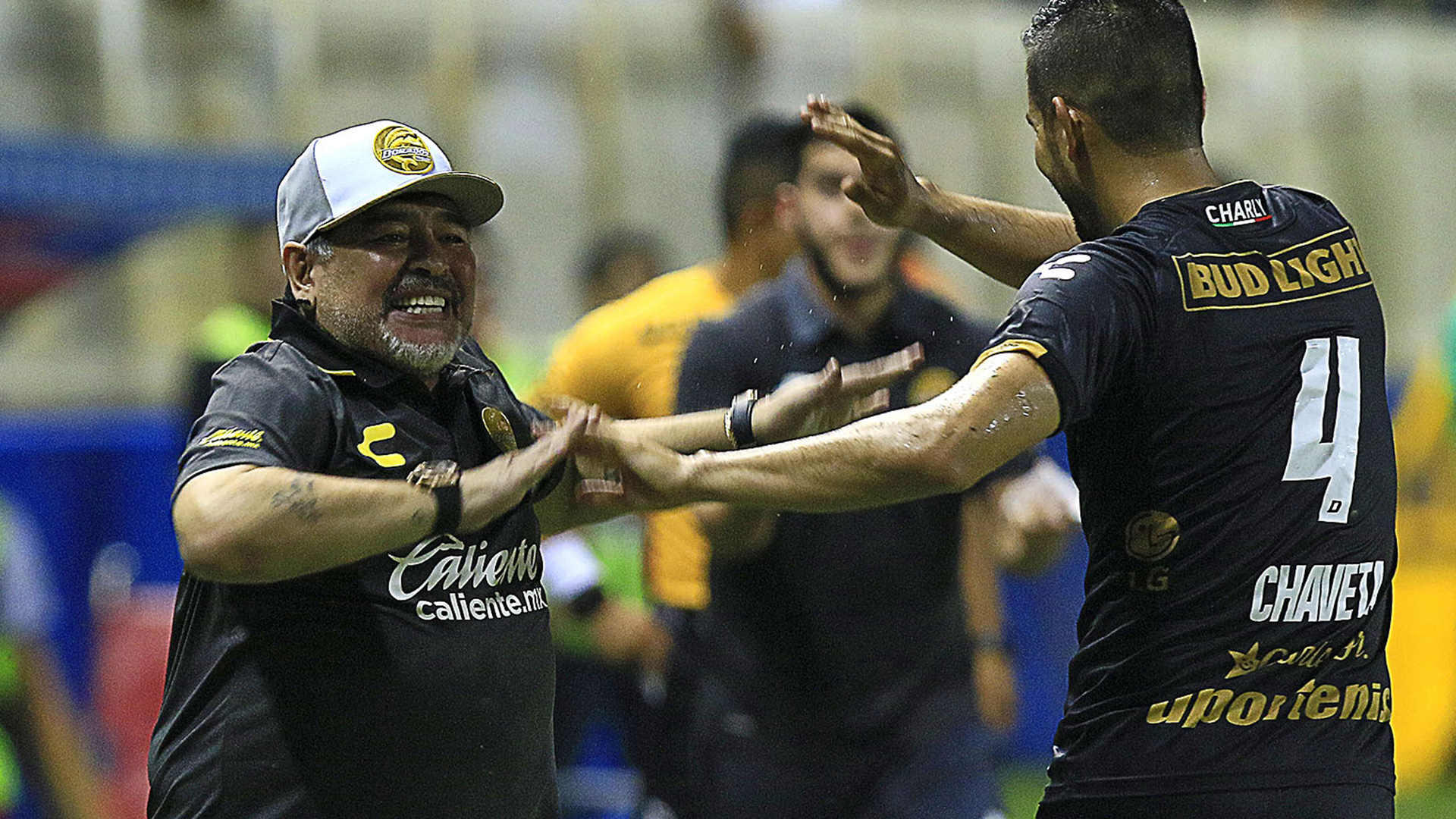 El saludo de Diego con sus jugadores en cada gol, una imagen ya clásica (Foto: Imago7/Roberto Armenta)