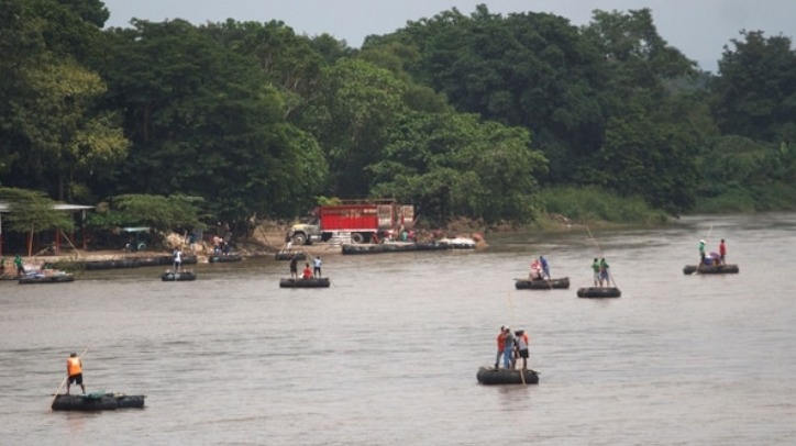 Migrantes hondureños de la caravana comenzaron a cruzar la frontera sur de México