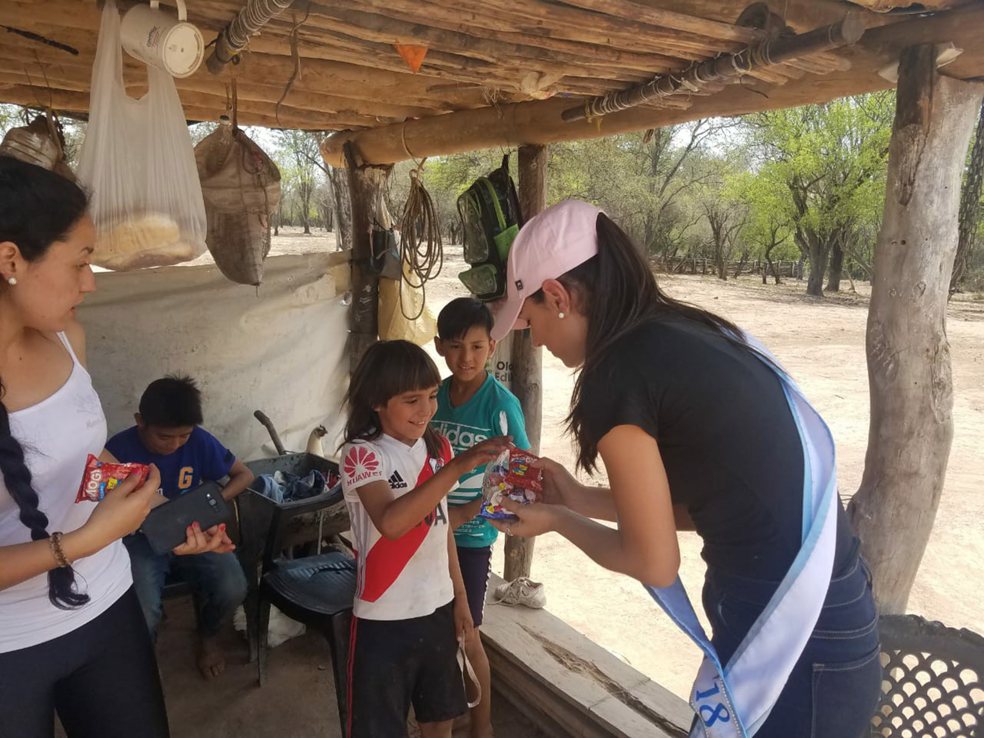 La entrerriana estuvo con los niños repartiendo comida y vestiment