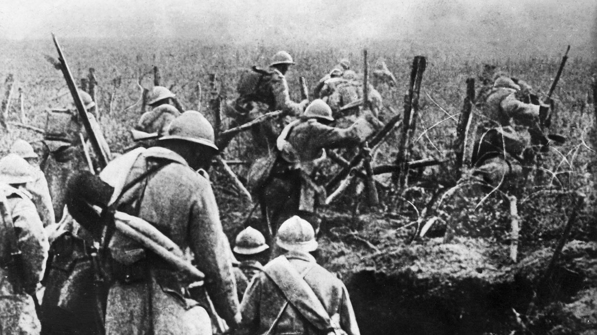 Foto tomada en 1916 muestra a los soldados franceses moviéndose en ataque desde su trinchera durante la batalla de Verdun, en el este de Francia, durante la primera guerra mundial (AFP / David COURBET)