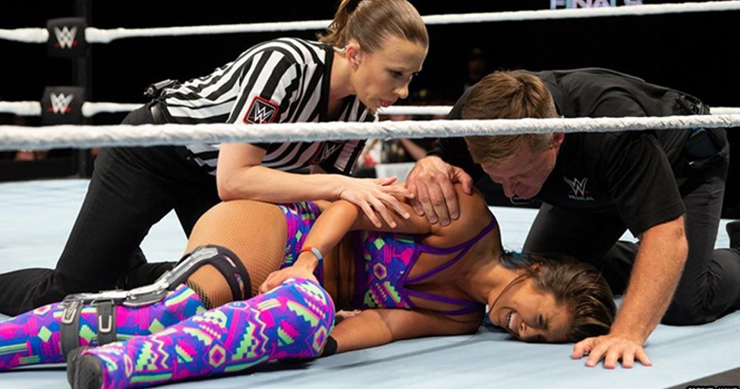 Le “explota” la rodilla a una luchadora de la WWE