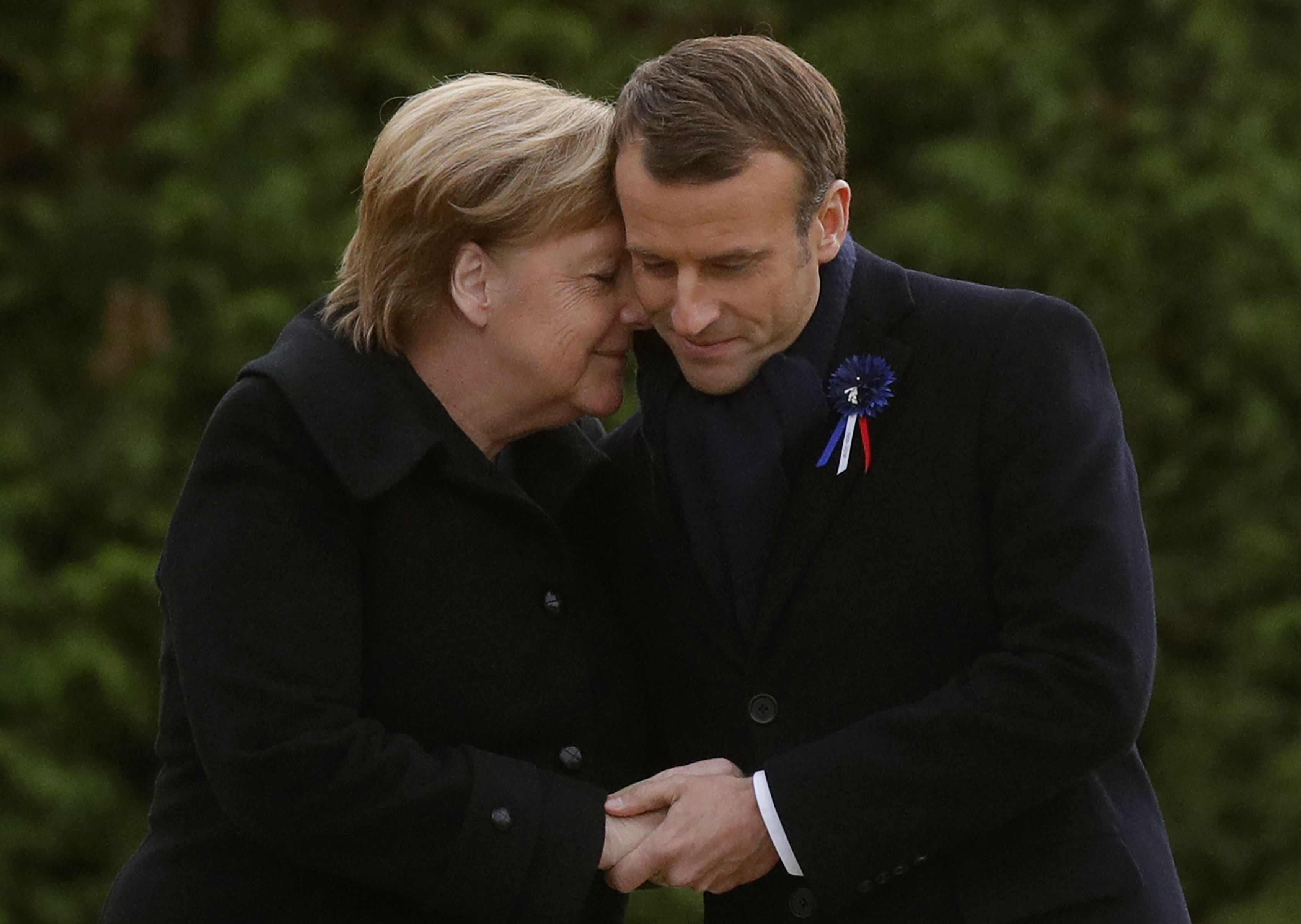 Angela Merkel y Macron durante una de las ceremonias previas centenario del fin de la Primera Guerra Mundial.  (Photo by PHILIPPE WOJAZER / POOL / AFP)