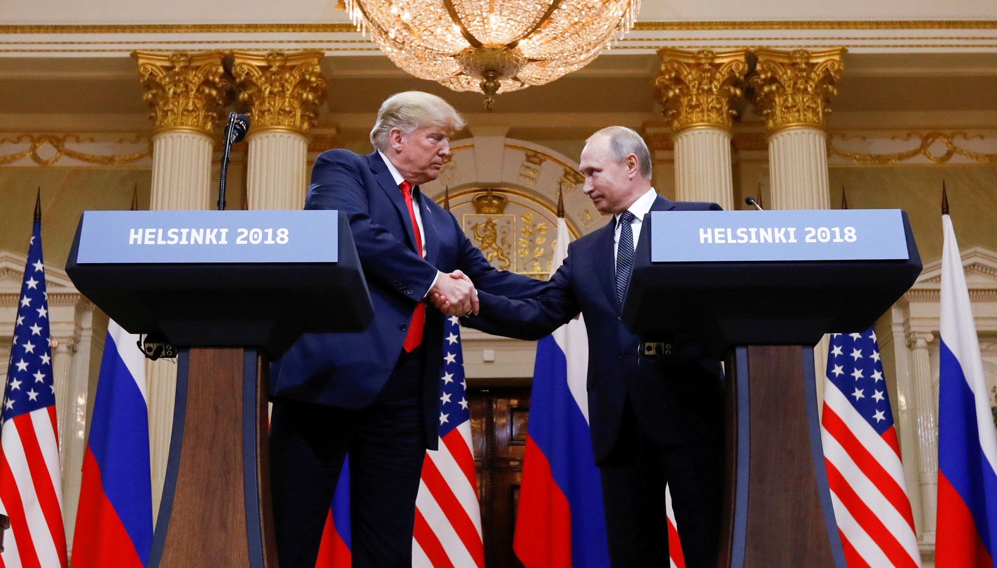 El presidente de los Estados Unidos, Donald Trump, y el presidente de Rusia, Vladimir Putin, se dan la mano durante una conferencia de prensa conjunta después de su reunión en Helsinki, Finlandia, el 16 de julio de 2018 (Reuters)