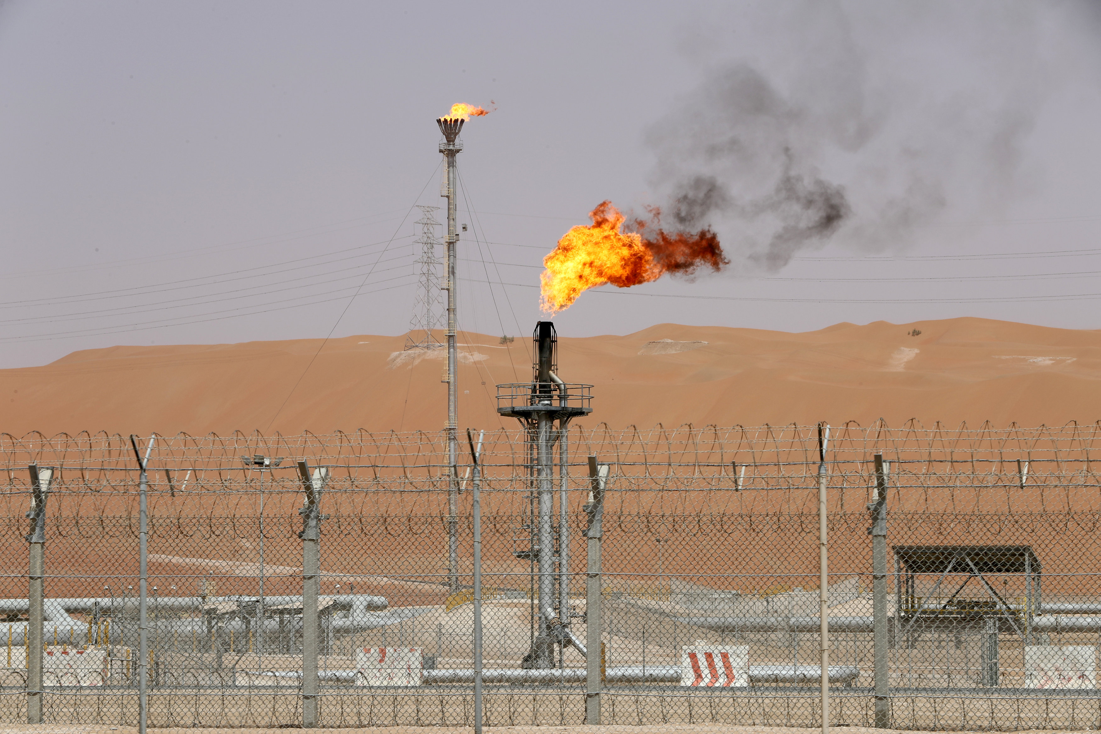 Un sitio de producción de la petrolera estatal saudita Aramco en el campo petrolero de Shaybah en Arabia Saudita (REUTERS/Ahmed Jadallah/archivo)