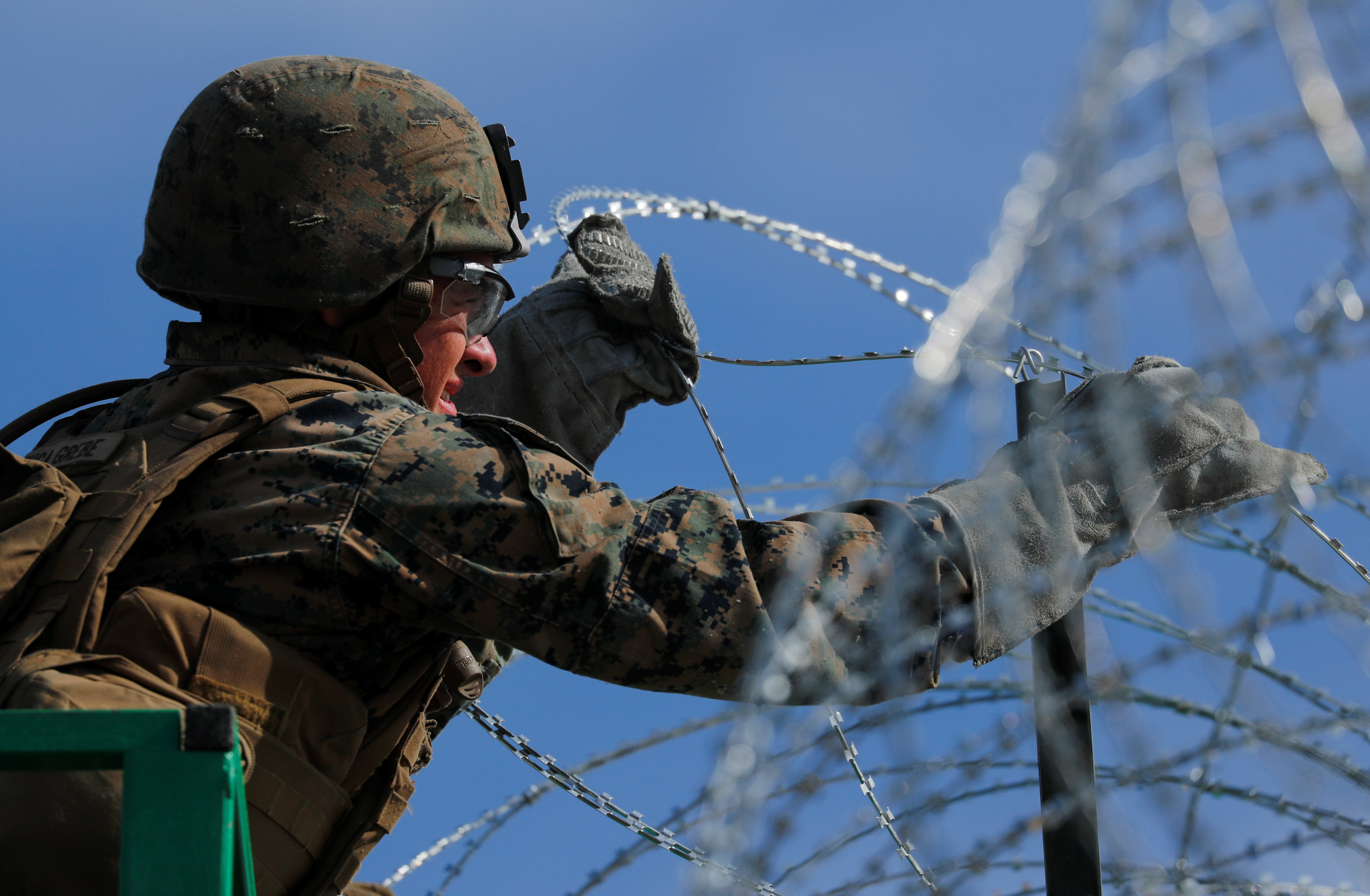 Un marine estadounidense refuerza la seguridad en la frontera con México. (REUTERS/Mike Blake)