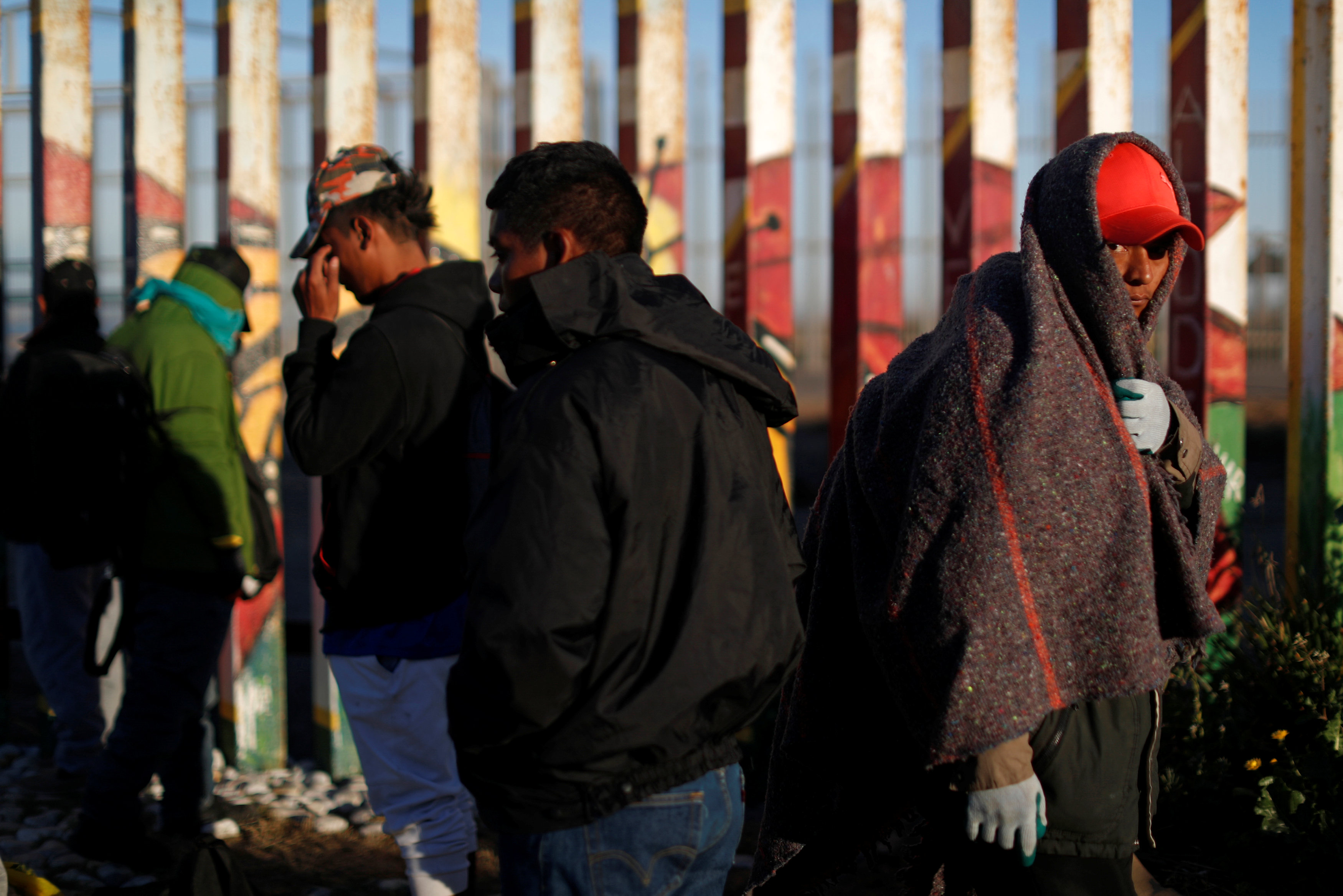 Migrantes en la frontera con Estados Unidos en Tijuana, México. (REUTERS/Carlos Garcia Rawlins)