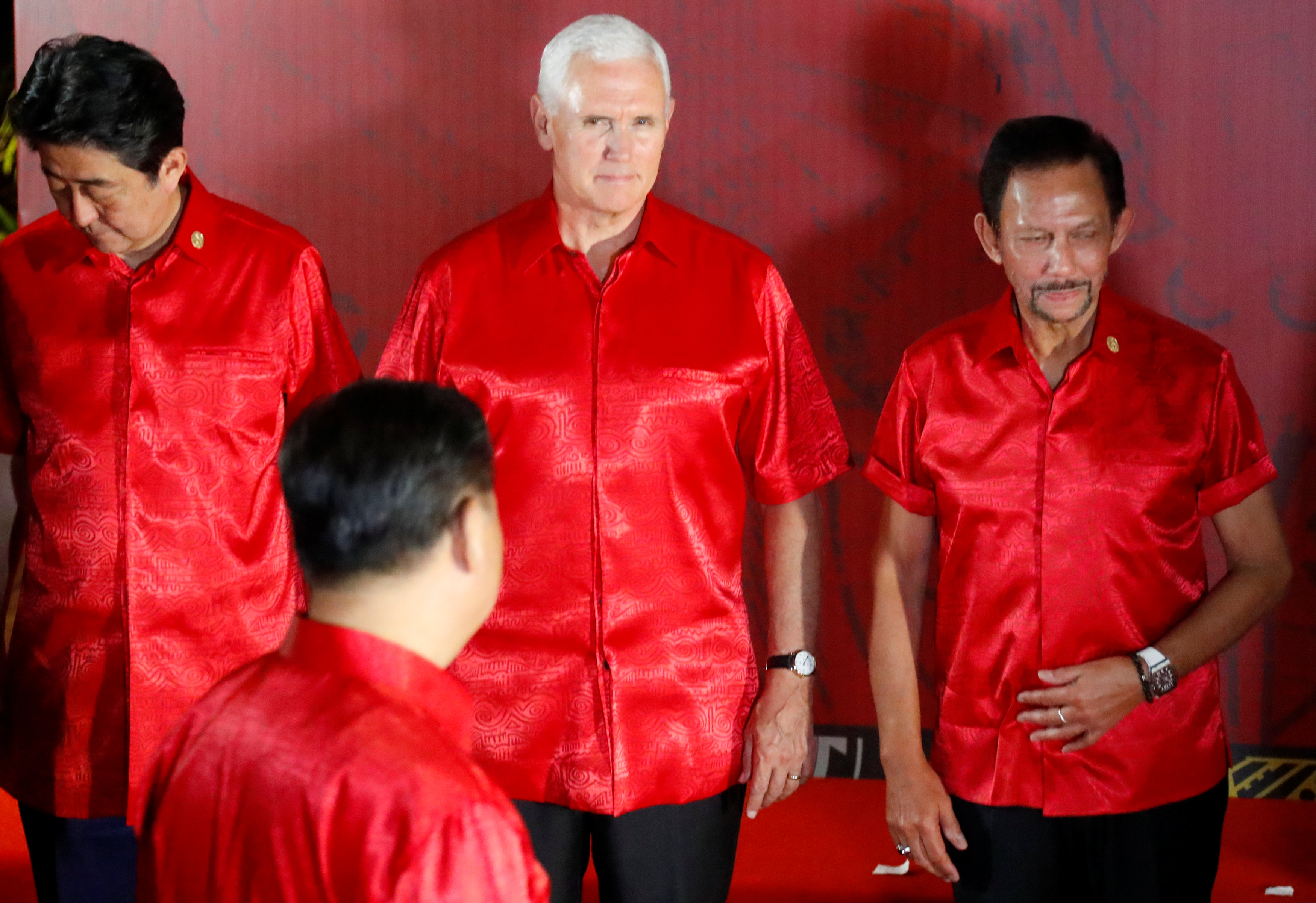 El vicepresidente de Estados Unidos Mike Pence y el presidente chino Xi Jinping cruzan miradas en la foro APEC. (REUTERS/David Gray)