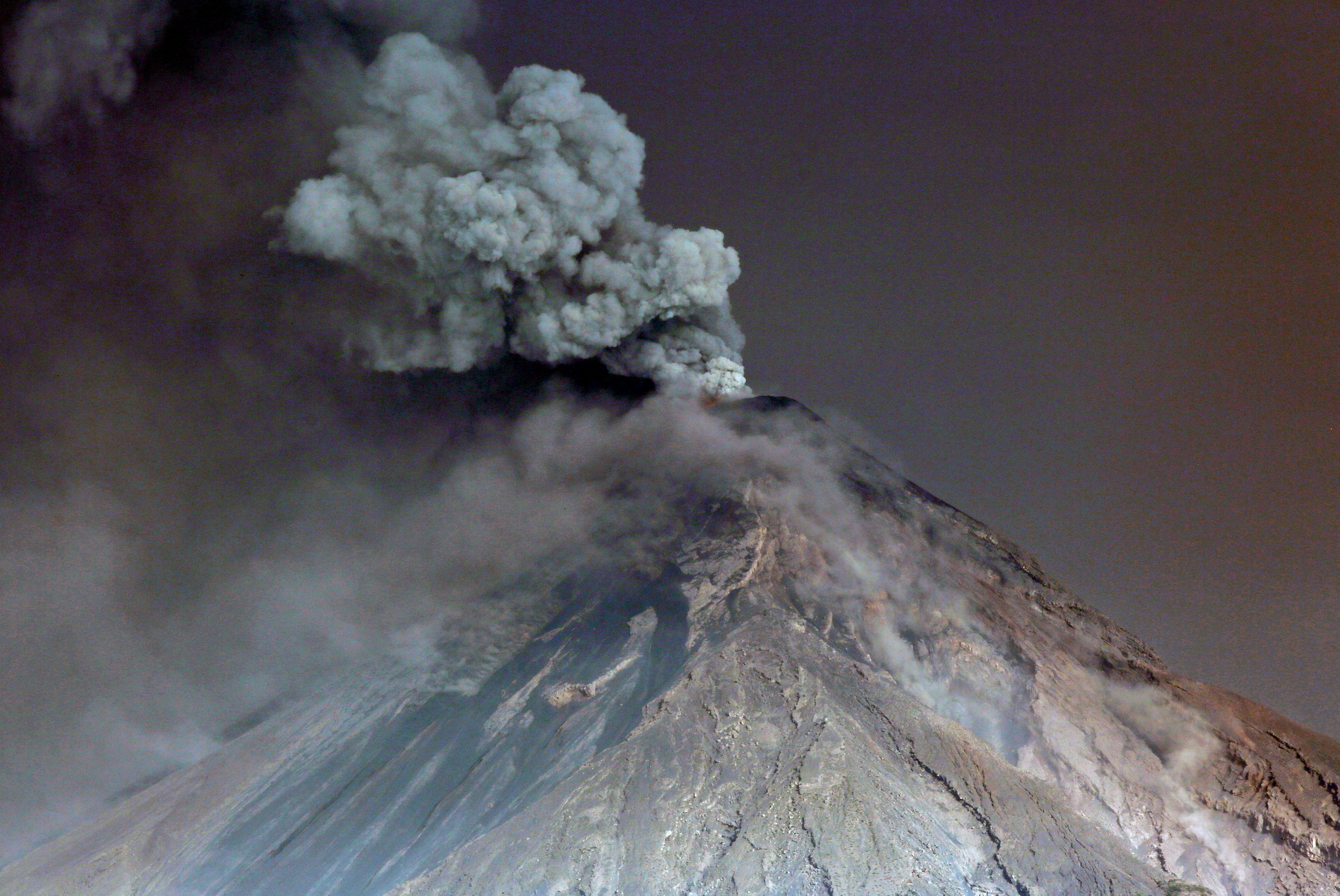 El volcán de Fuego de Guatemala tuvo dos explosiones fuertes