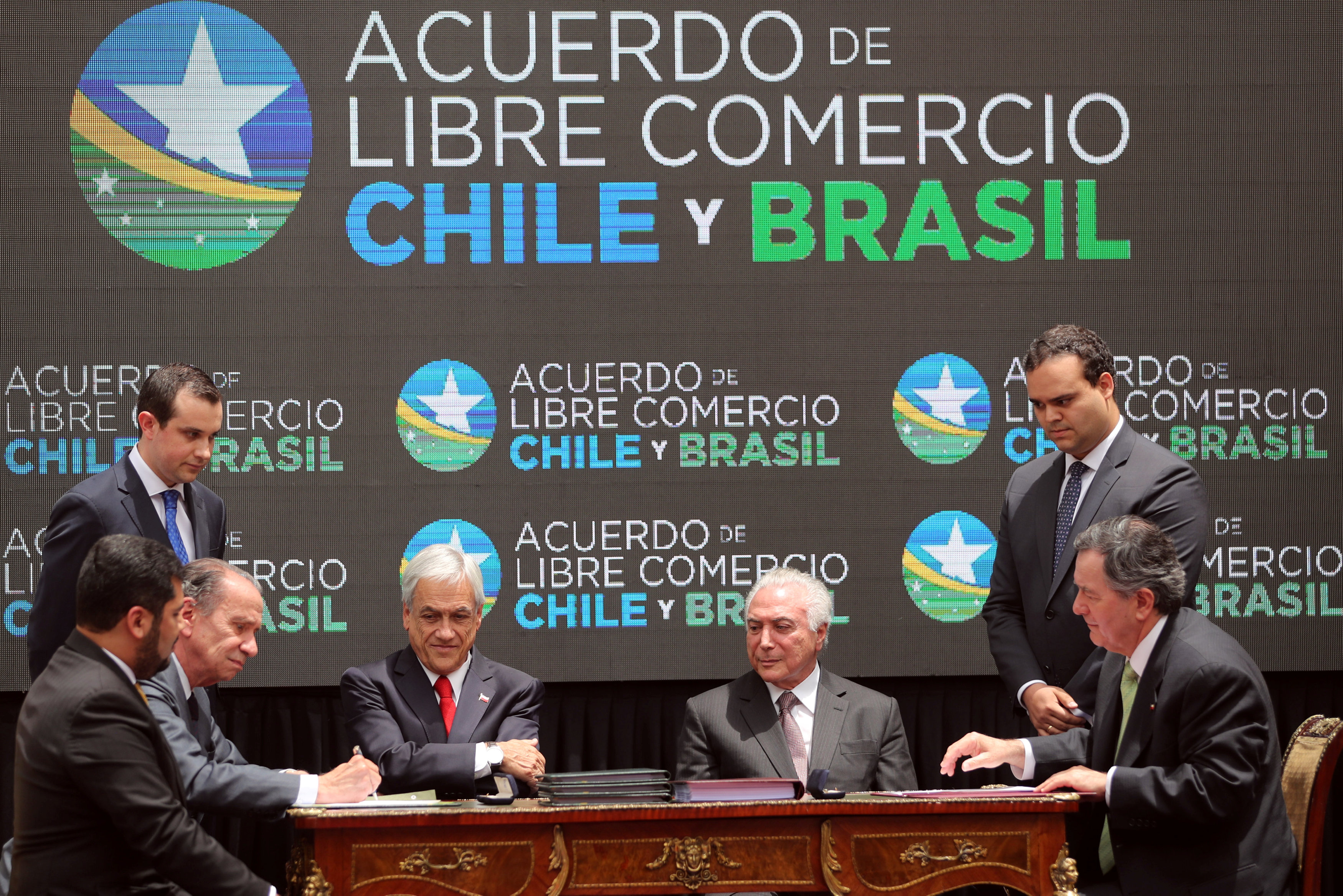 El canciller brasileño Aloysio Nunes Ferreira y su par chileno Roberto Ampuero firman el acuerdo con el presidente brasileño Michele Temer y el chileno Sebastian Piñera en Santiago de Chile (REUTERS/Ivan Alvarado)