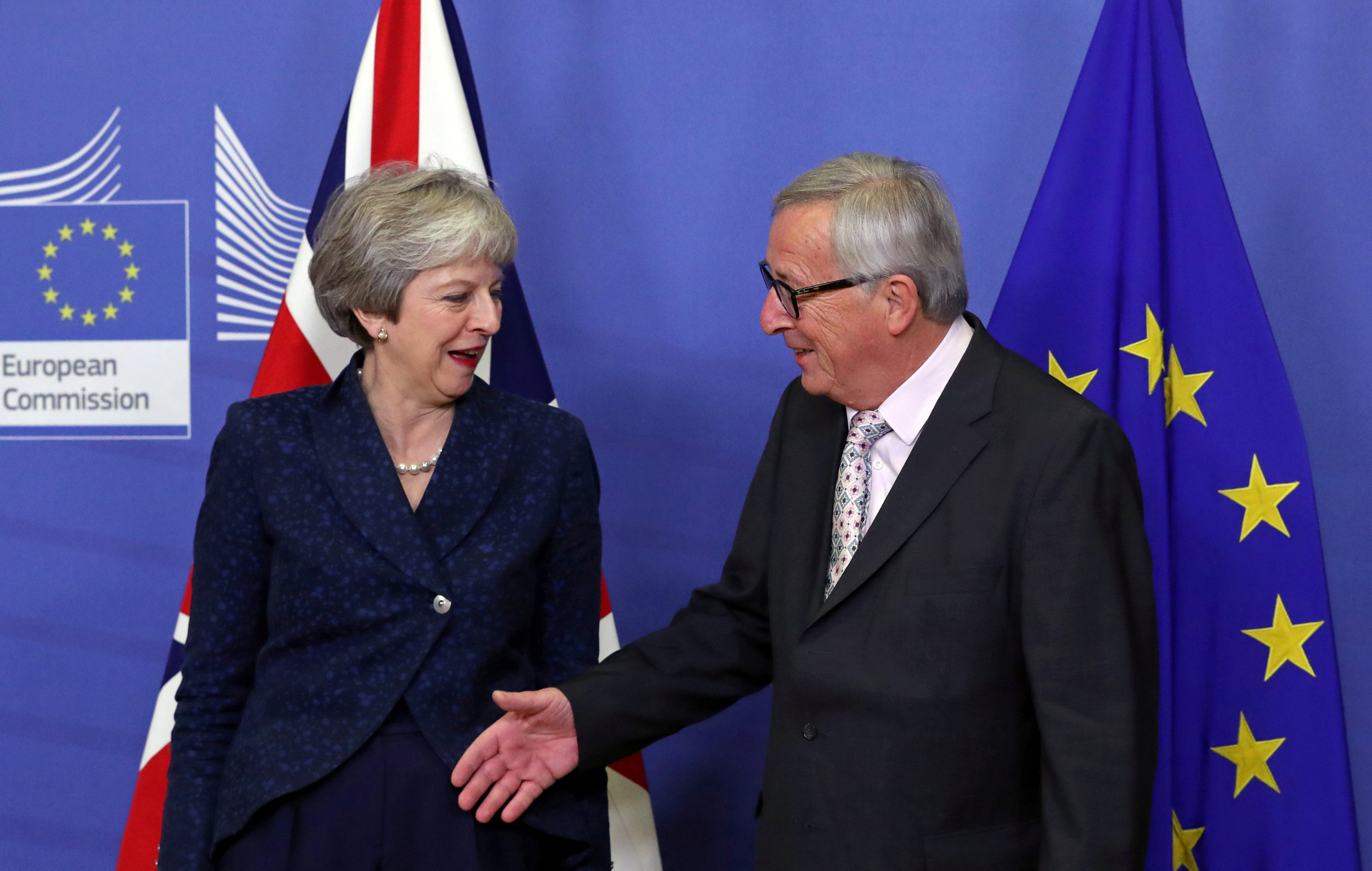 La primera ministra Theresa May junto al presidente de la comisión europea Jean-Claude Juncker en Bruselas (Reuters)