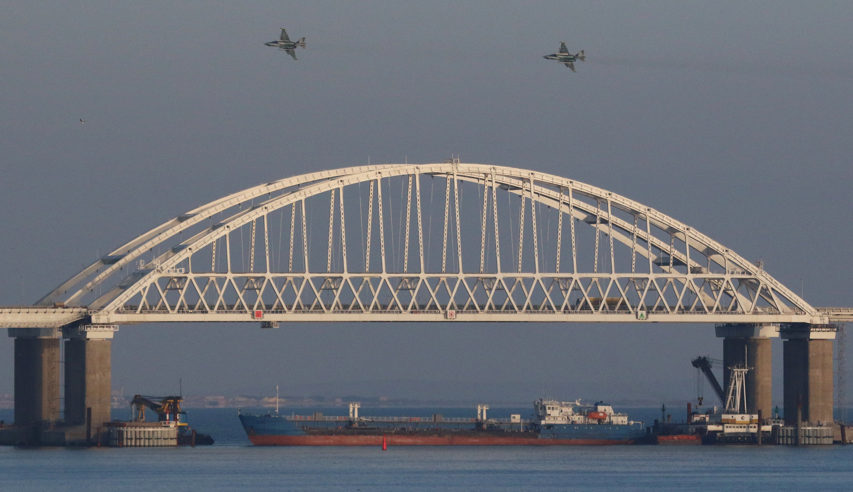 Aviones de combate rusos vuelan sobre el puente que conecta la península de Crimea con Rusia después que las fuerzas rusas prohibieran el ingreso de navios ucranianos en el Mar de Azov por el estrecho de Kerch (Reuters/Pavel Rebrov)