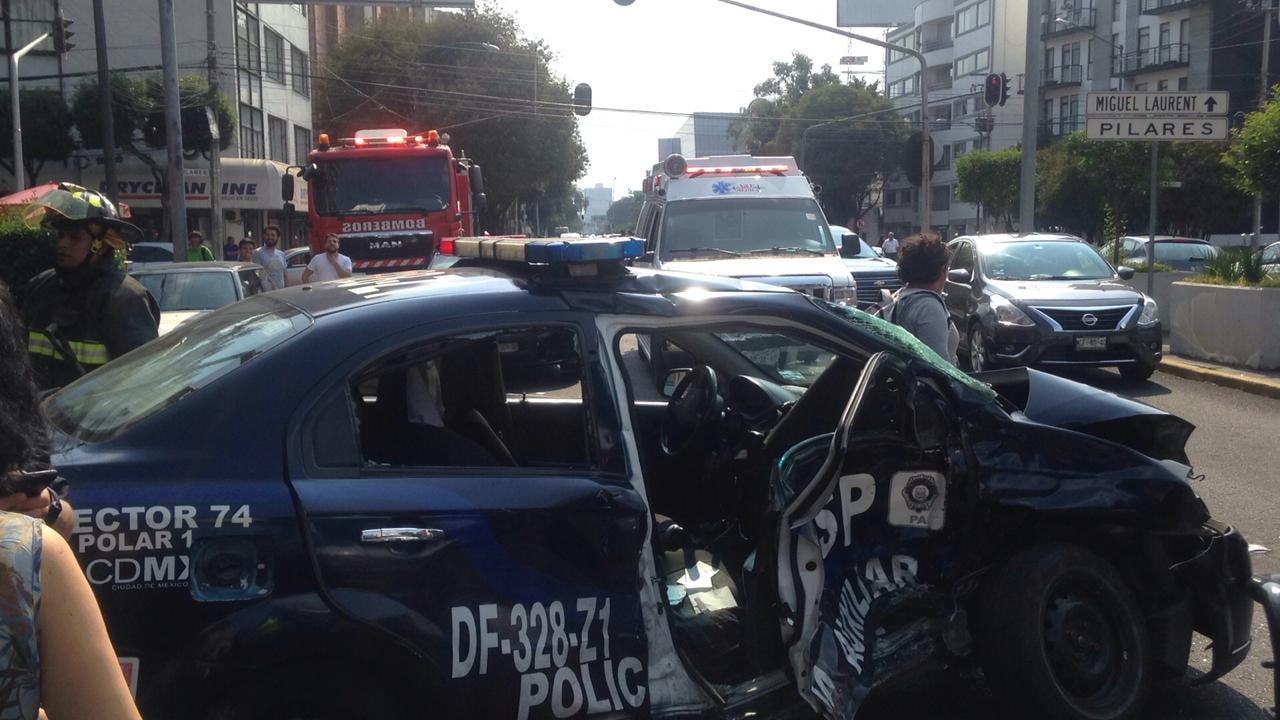 Fuerte choque entre patrulla de la policía CDMX con auto particular