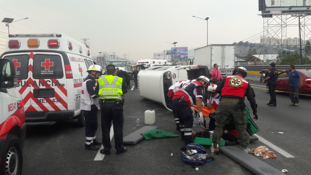 Se voltea combie de pasajeros en la México – Pachuca, hay afectados