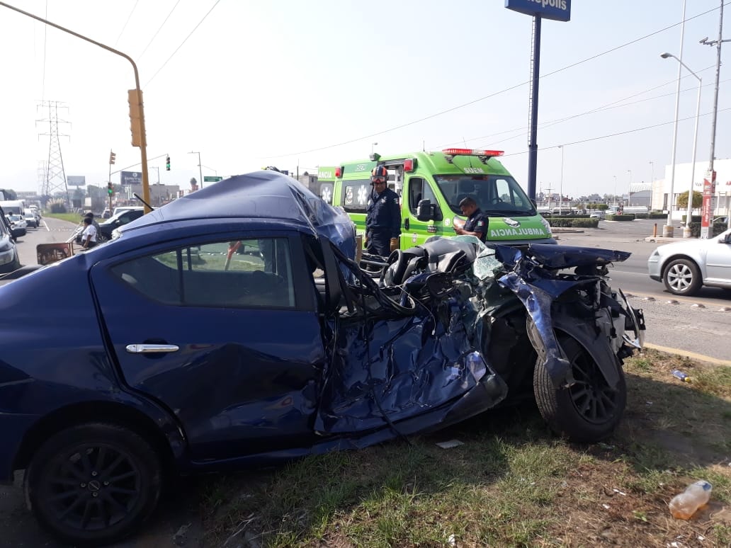 Tráiler se lleva un Nissan Versa en Plaza Sendero Ecatepec; así lo dejo