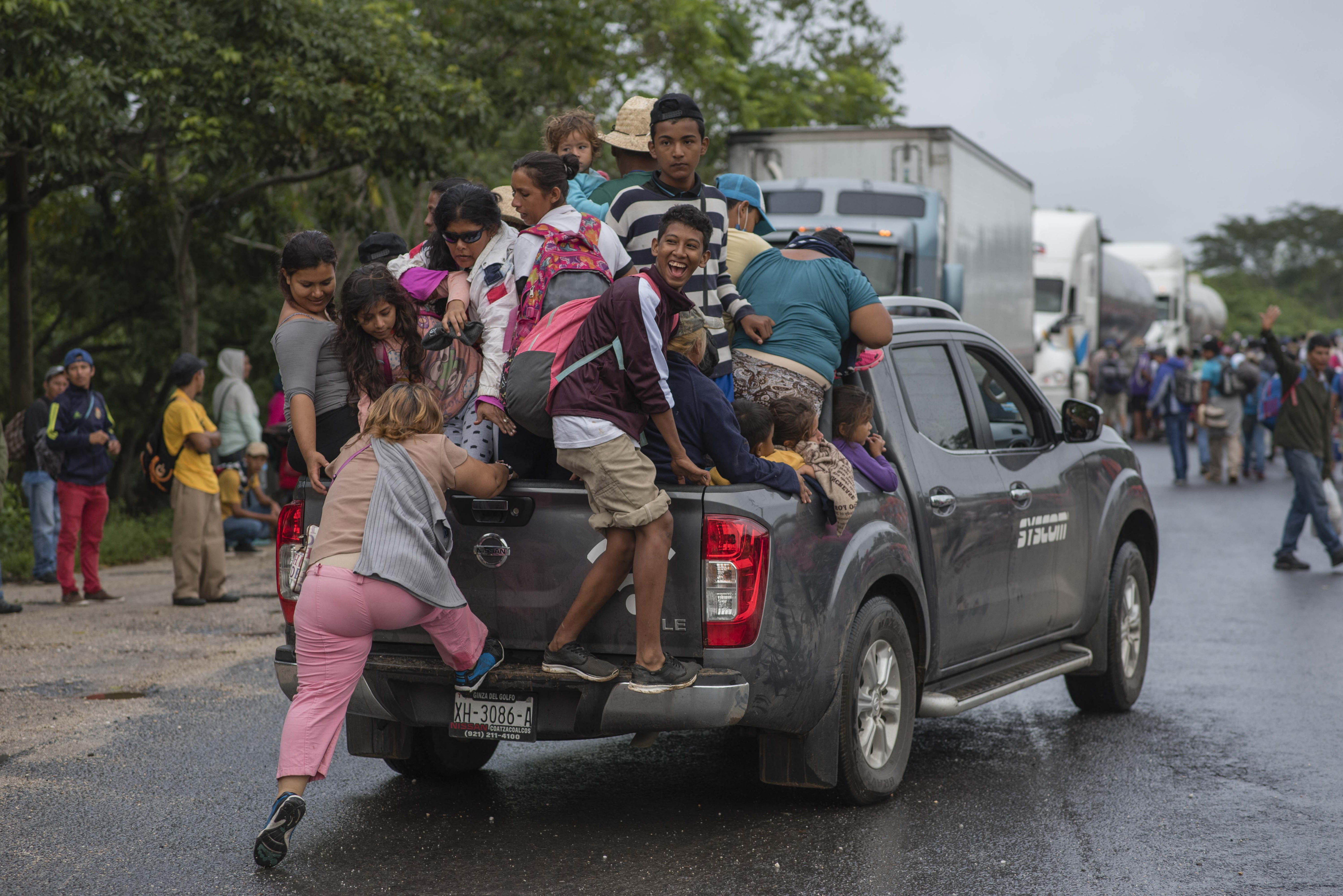 Miembros de la caravana migrante siguen su camino hasta Estados Unidos. (EFE/Ángel Hernández)