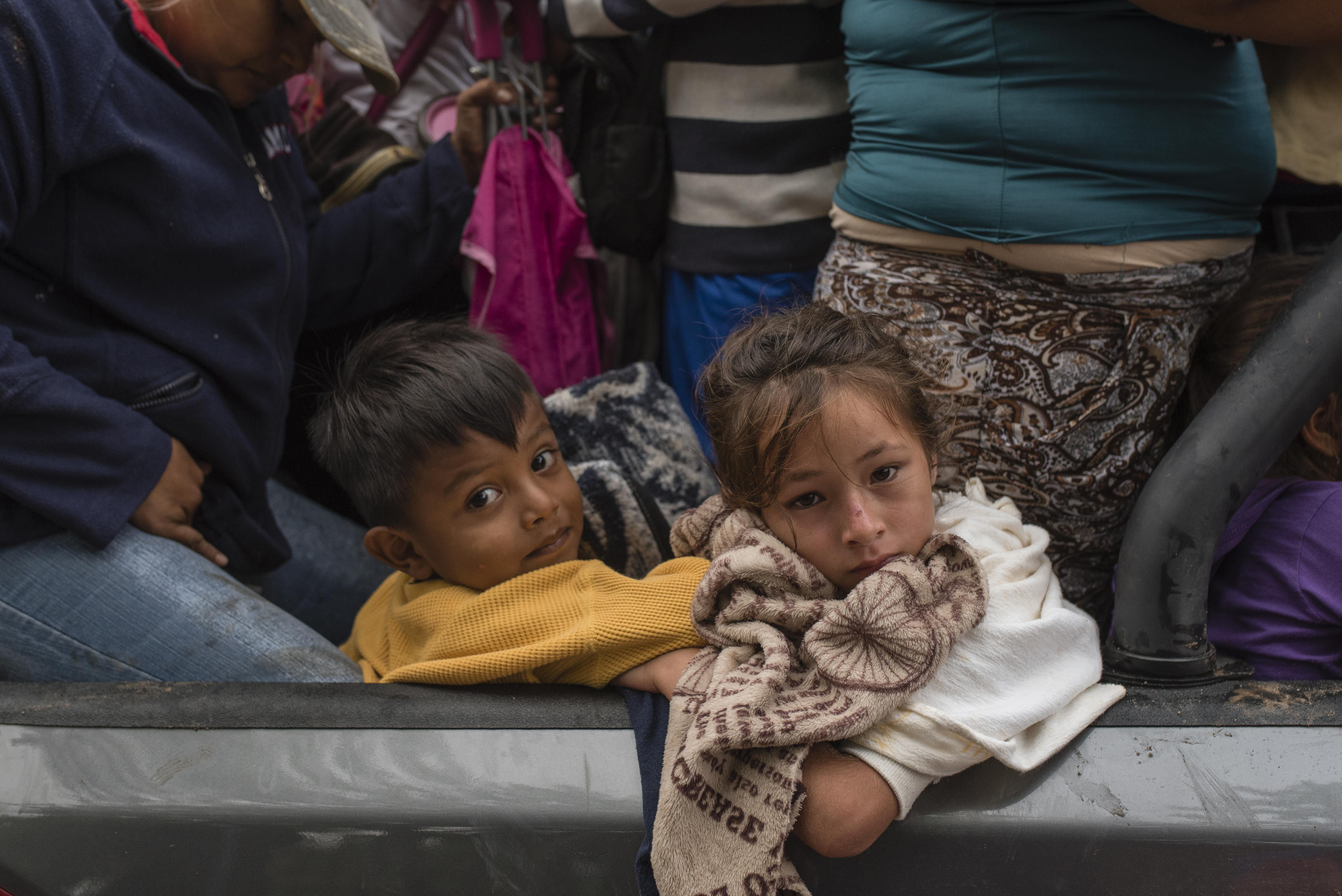 Miembros de la caravana migrante siguen su camino. (EFE/Ángel Hernández)