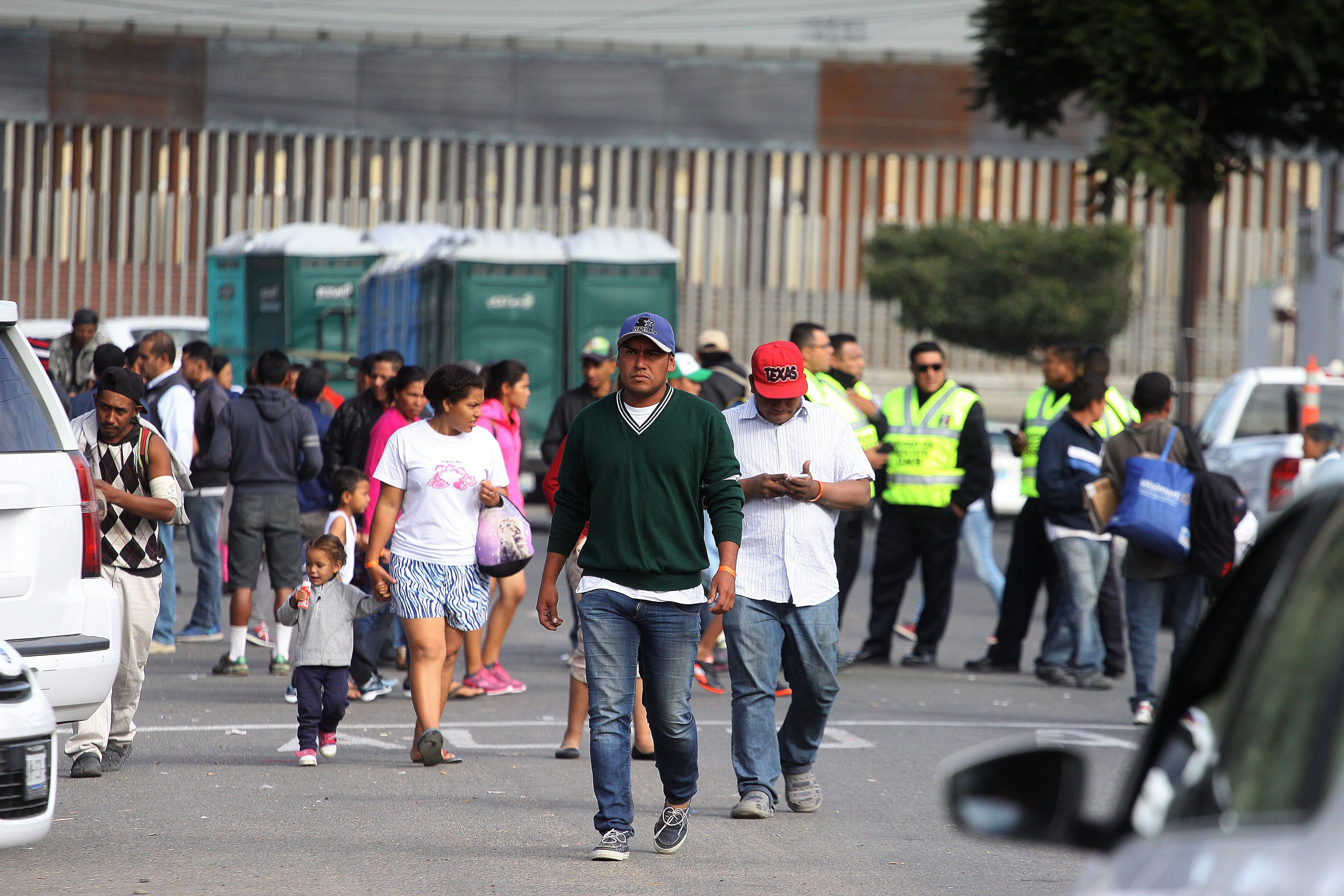 Personas de la caravana migrante descansan hoy, en la ciudad de Tijuana, en el estado de Baja California. (EFE/Alejandro Zepeda)