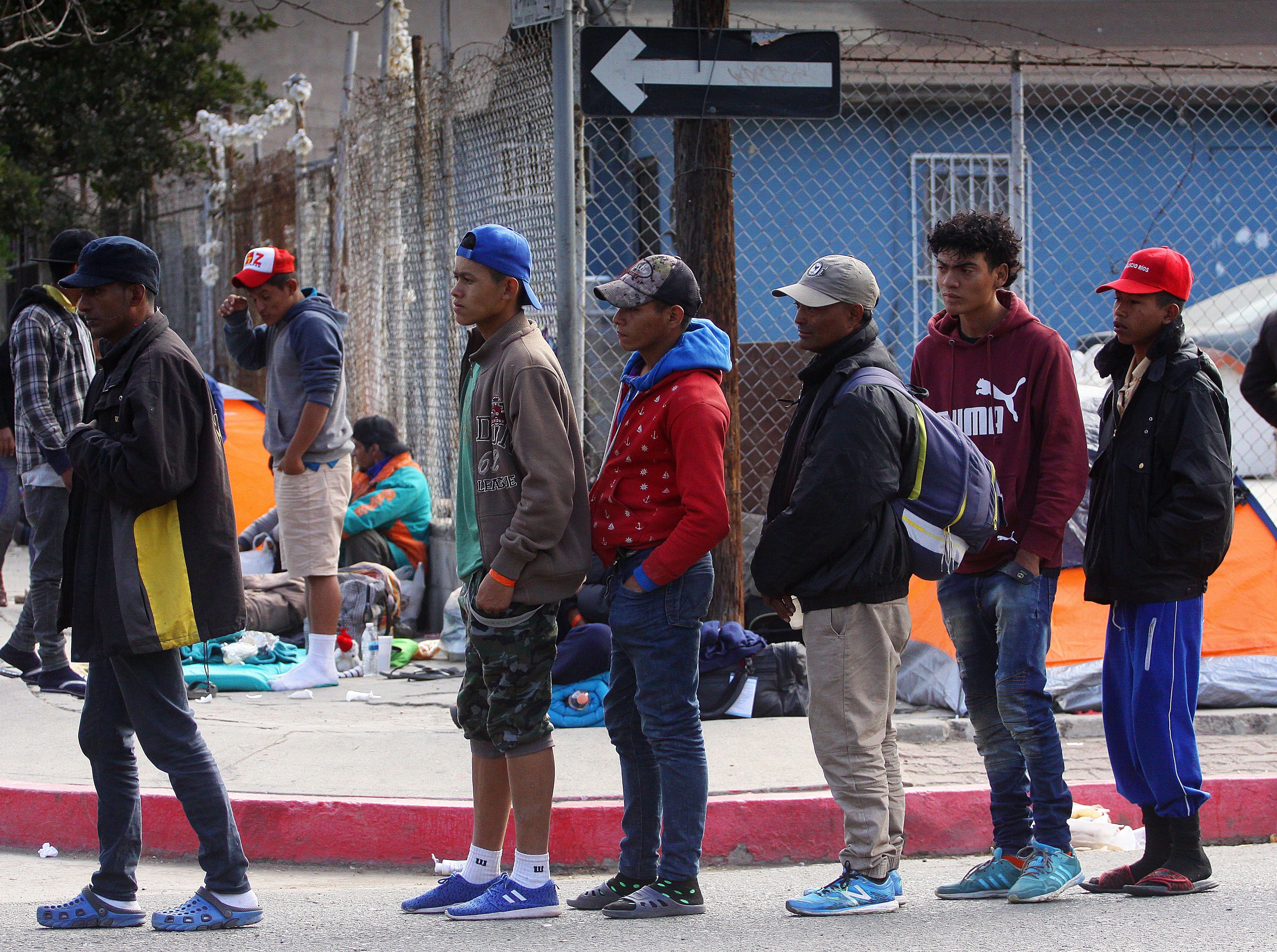 Miembros de la caravana de migrantes centroamericanos hacen fila hoy  en la ciudad de Tijuana en el estado de Baja California. (EFE/Alejandro Zepeda)