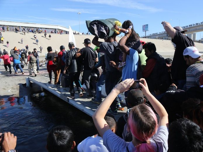México deportará a migrantes que buscaron cruzar muro con EU