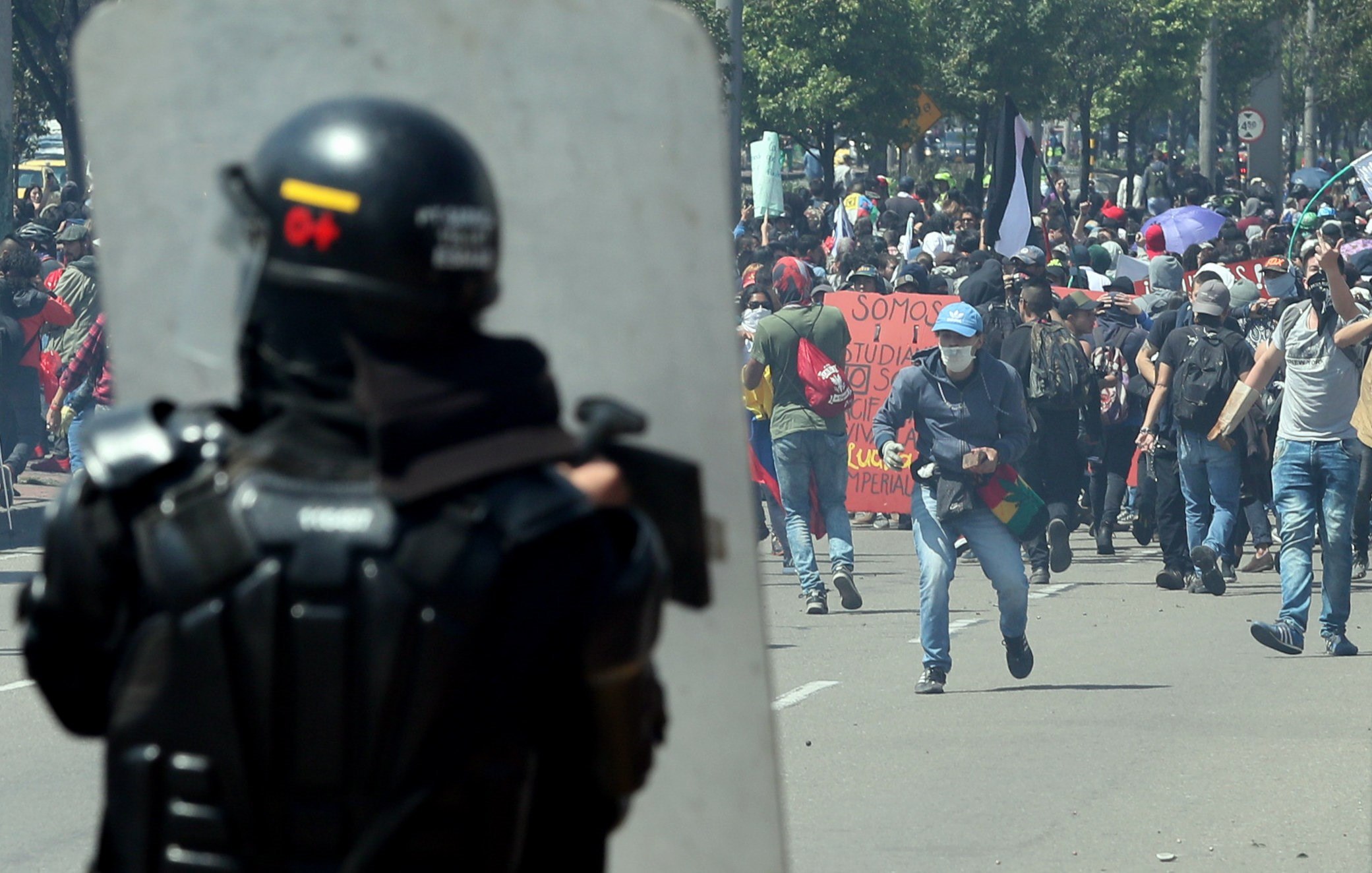 Cientos de personas participaron en una movilización el miércoles en Bogotá (Colombia).  (EFE/Mauricio Dueñas Castañeda)