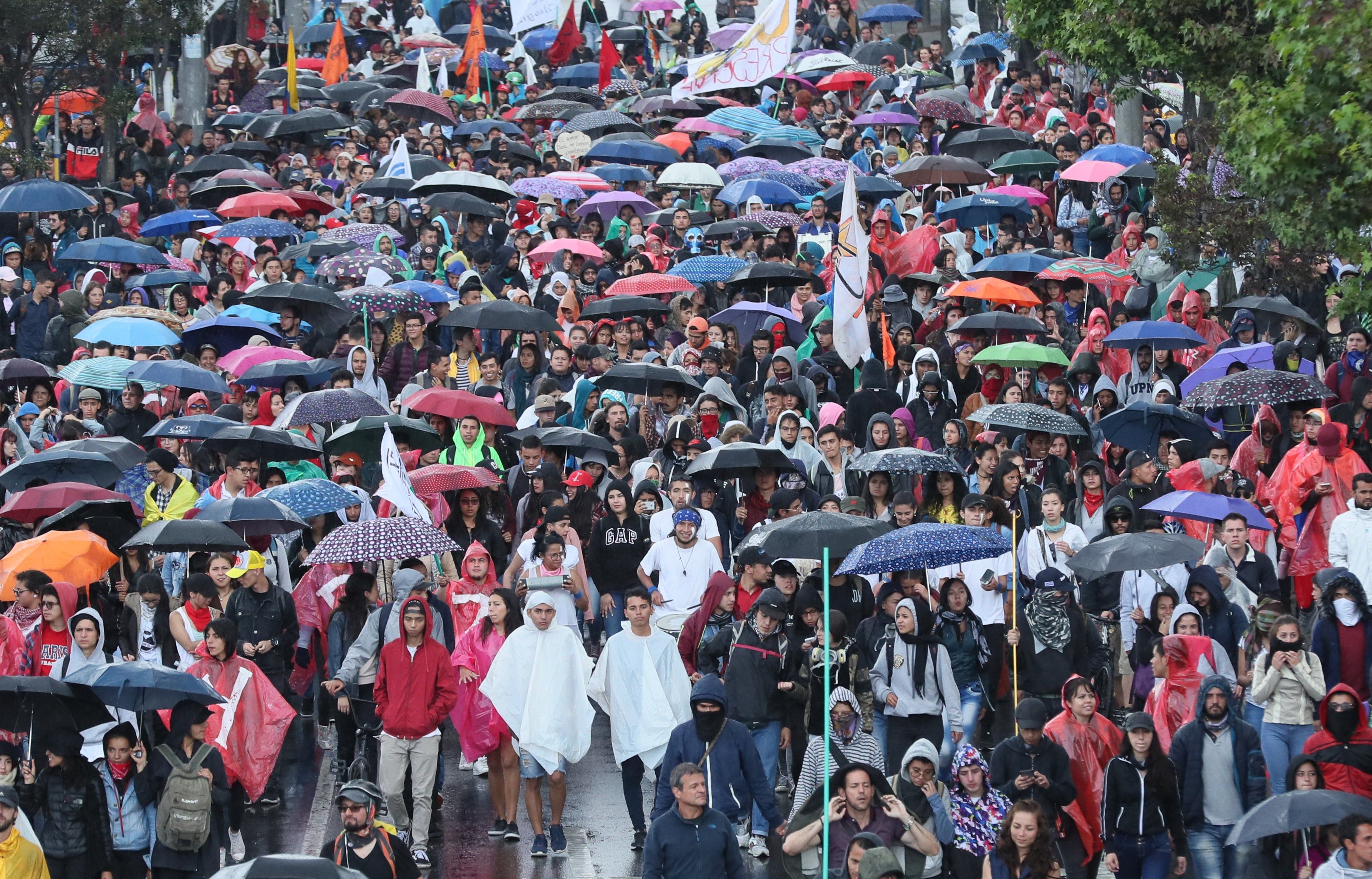 Miles de estudiantes, a los que se unieron campesinos, sindicalistas e indígenas, comenzaron una nueva jornada de protestas en el país con un ambiente festivo. (EFE/Mauricio Dueñas Castañeda)