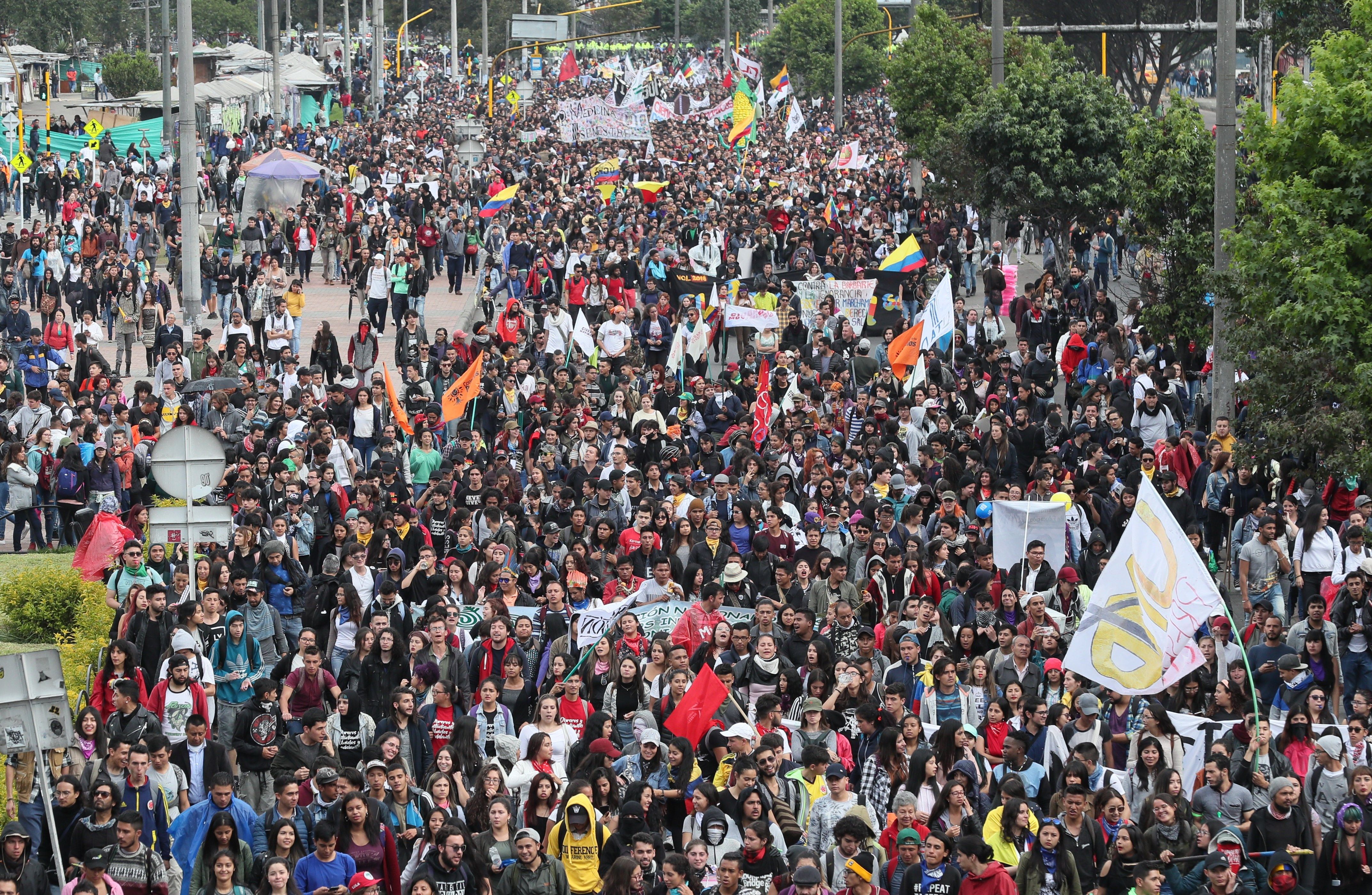 Miles de estudiantes, a los que se unieron campesinos, sindicalistas e indígenas, comenzaron una nueva jornada de protestas en el país con un ambiente festivo sobre el que pesa la advertencia que hizo ayer el presidente Iván Duque de que no aceptará la violencia como mecanismo de presión. (EFE/Mauricio Dueñas Castañeda)