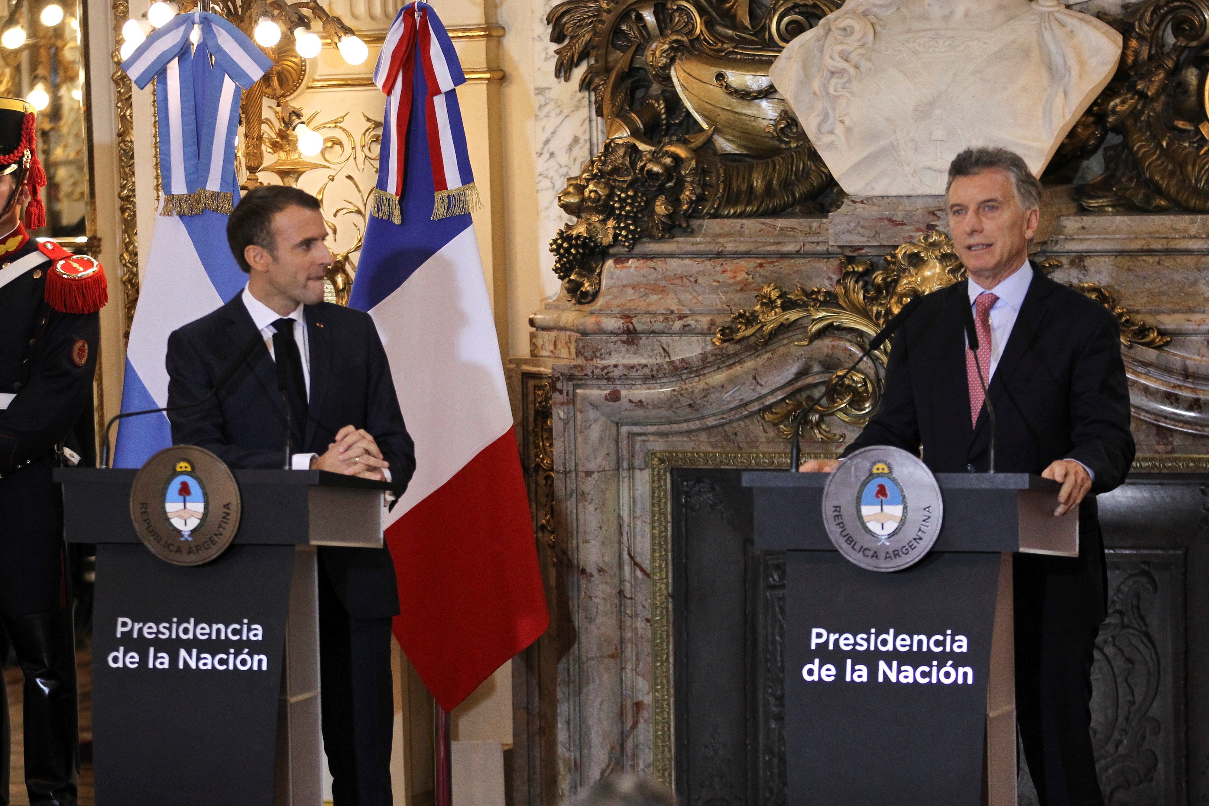 El presidente de Francia, Emmanuel Macron, sostiene una conferencia de prensa conjunta con su homólogo de Argentina, Mauricio Macri, luego de un encuentro en la Casa Rosada. (EFE/Juan Ignacio Roncoroni)