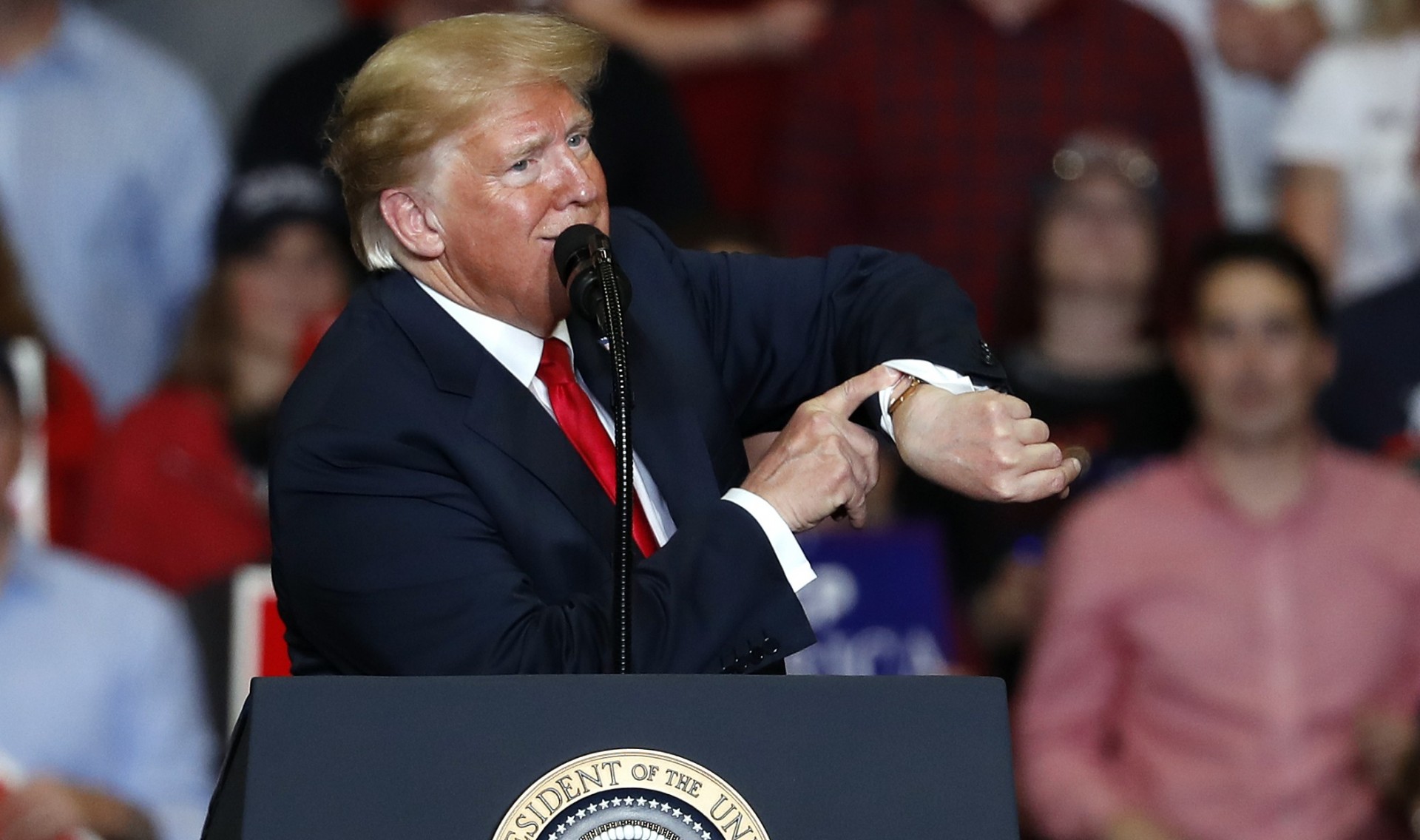 Donald Trump en un acto de campaña el lunes 5 de noviembre en Cape Girardeau, Missouri, a horas de las elecciones legislativas en EEUU (AP Photo/Jeff Roberson)