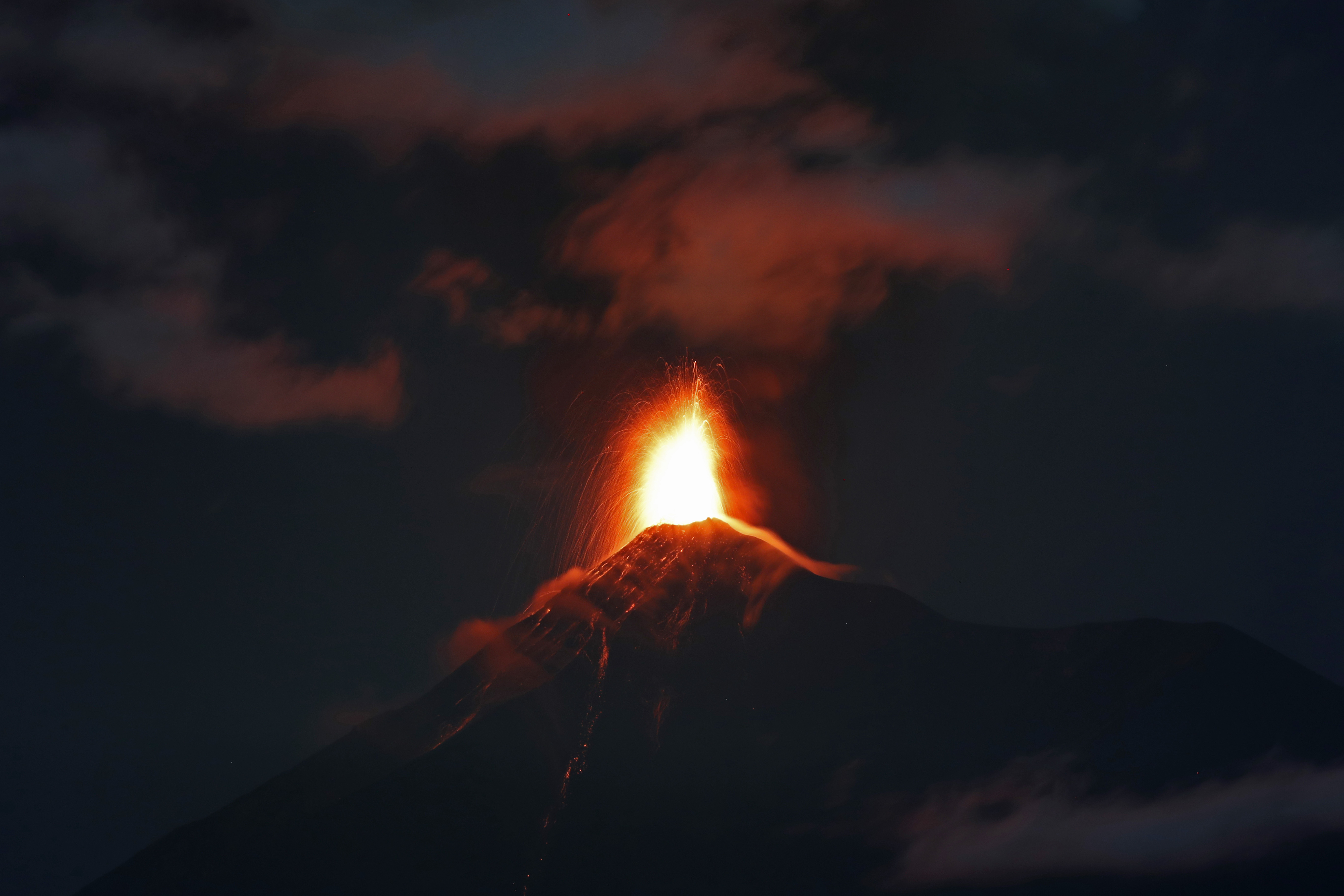 Alerta roja y cientos de evacuados por la erupción del Volcán de Fuego en Guatemala