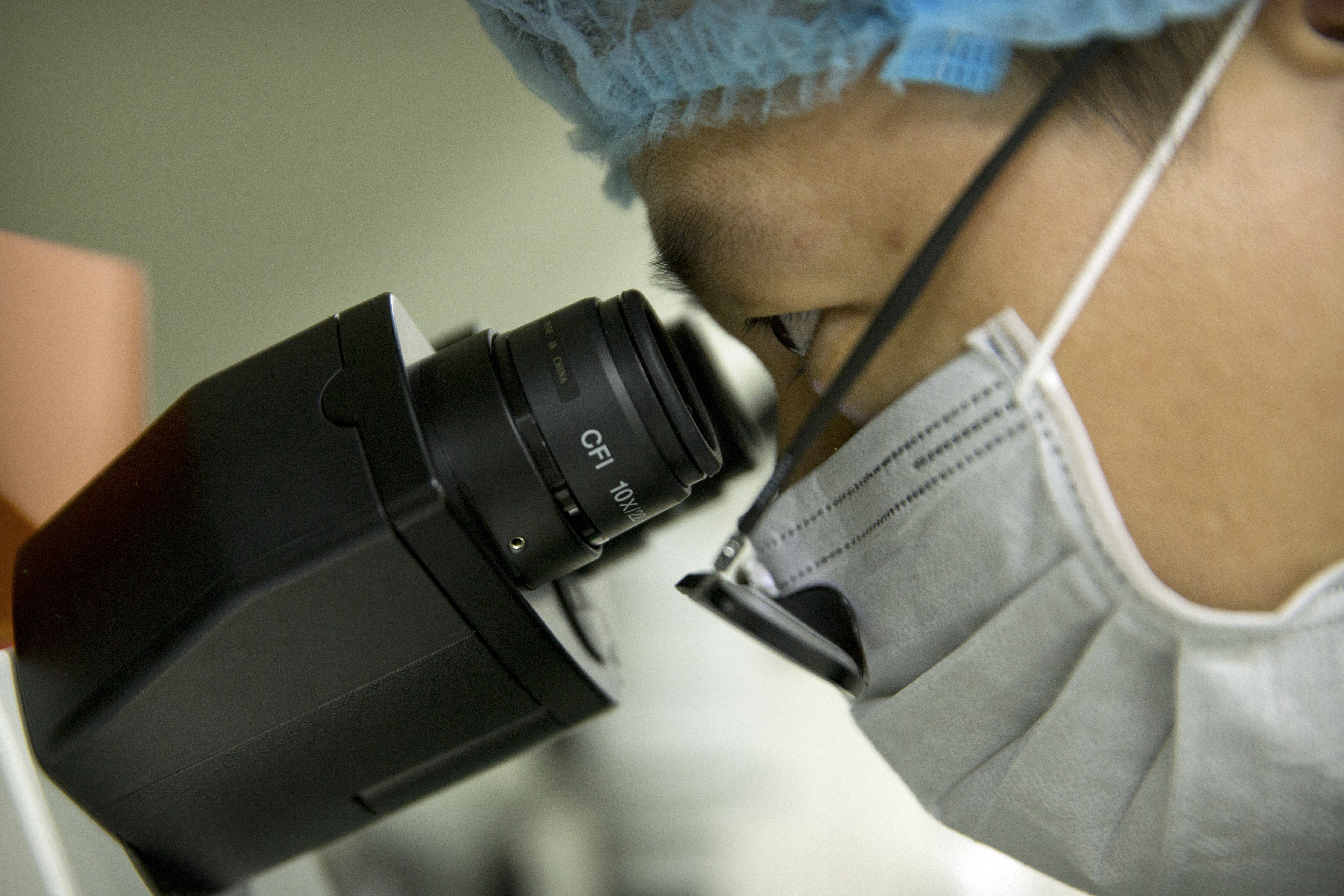 En esta fotografía del 9 de octubre de 2018, Qin Jinzhou mira a través de un microscopio en un laboratorio en Shenzhen en la provincia de Guangdong, en el sur de China. Qin labora con el científico He Jiankui, quien dice haber ayudado a crear los primeros bebés con edición genética en el mundo. (AP Foto/Mark Schiefelbein)