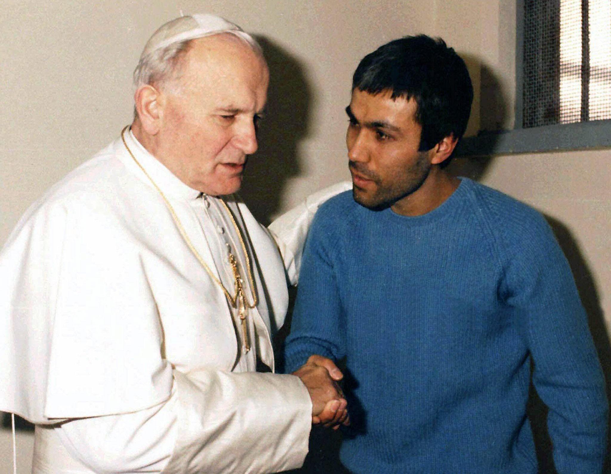 Juan Pablo II visita a Mehmet Ali Agca en su prisión