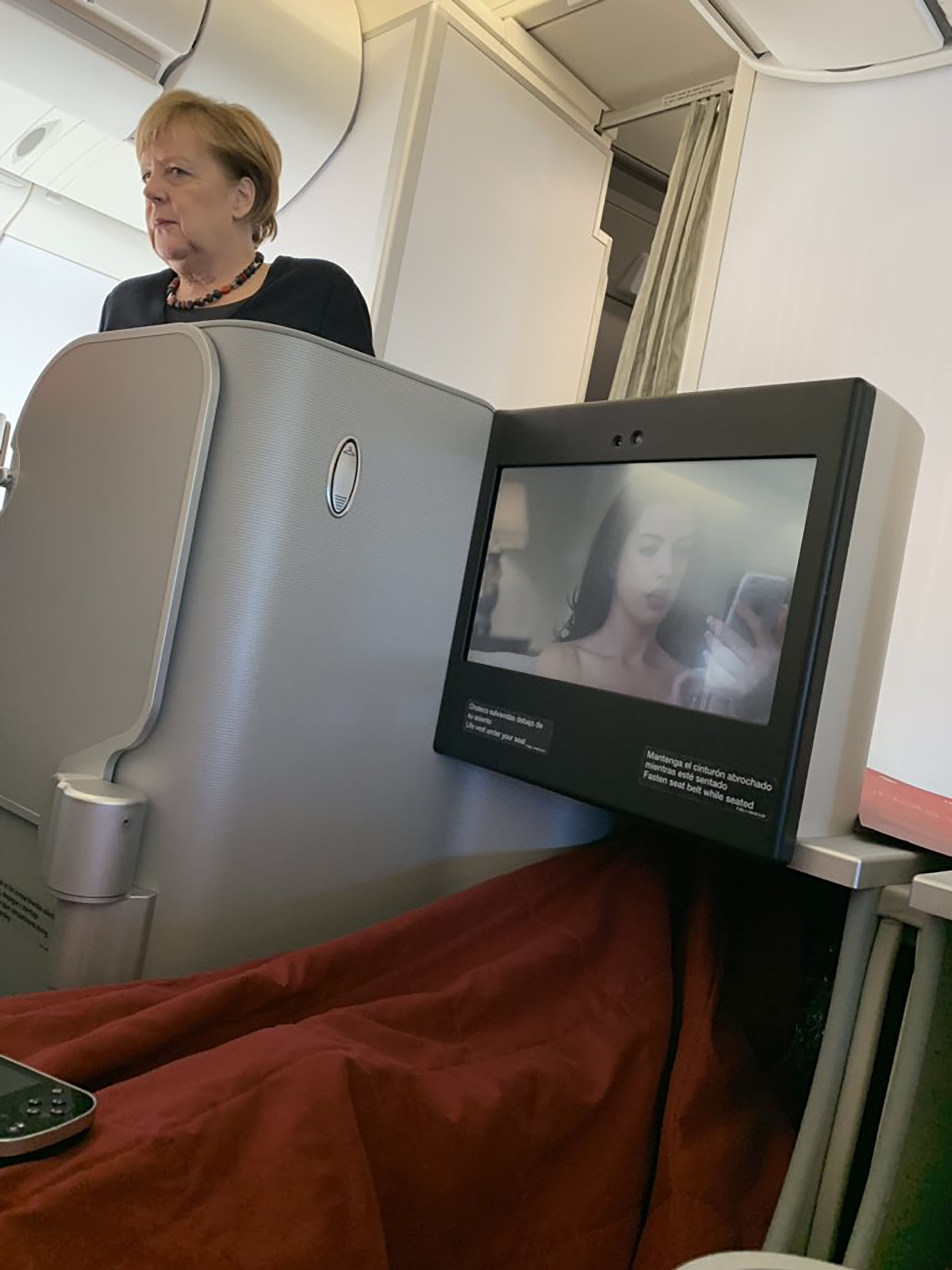 La canciller alemana, Angela Merkel, en el vuelo de Iberia que la traslada a Buenos Aires (Twitter: @AGUSAGUERO20)