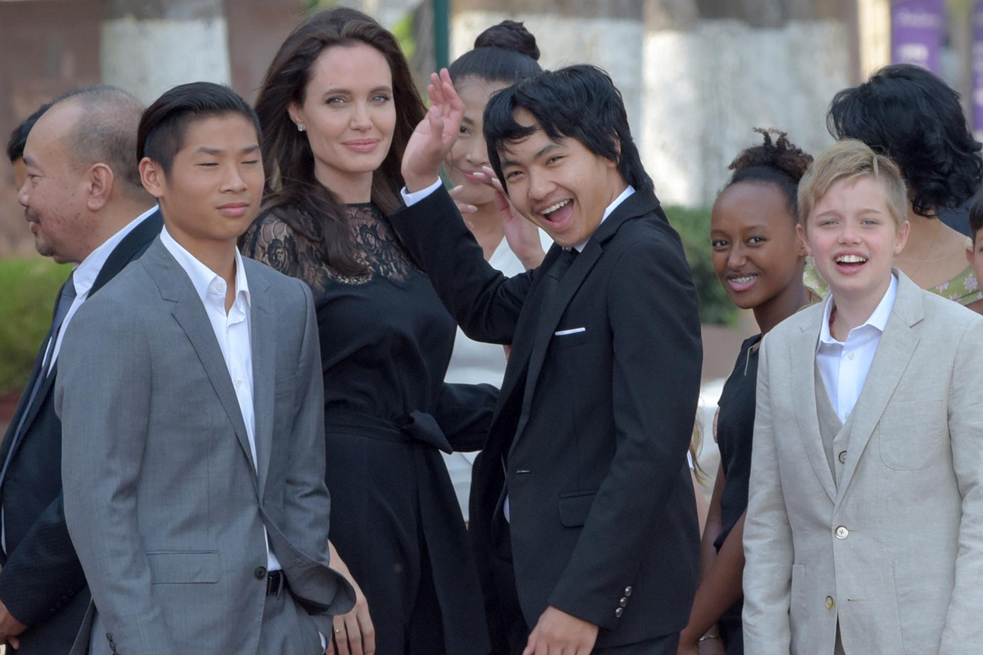 Angelina Jolie y sus hijos en Camboya