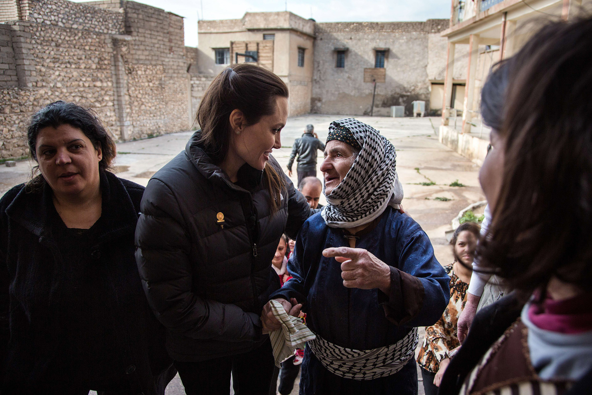 Angelina Jolie con refugiados sirios