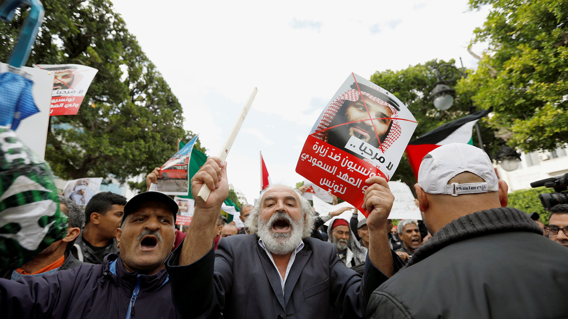 Manifestación en Túnez contra la visita de Mohamed bin Salman (REUTERS/Zoubeir Souissi)