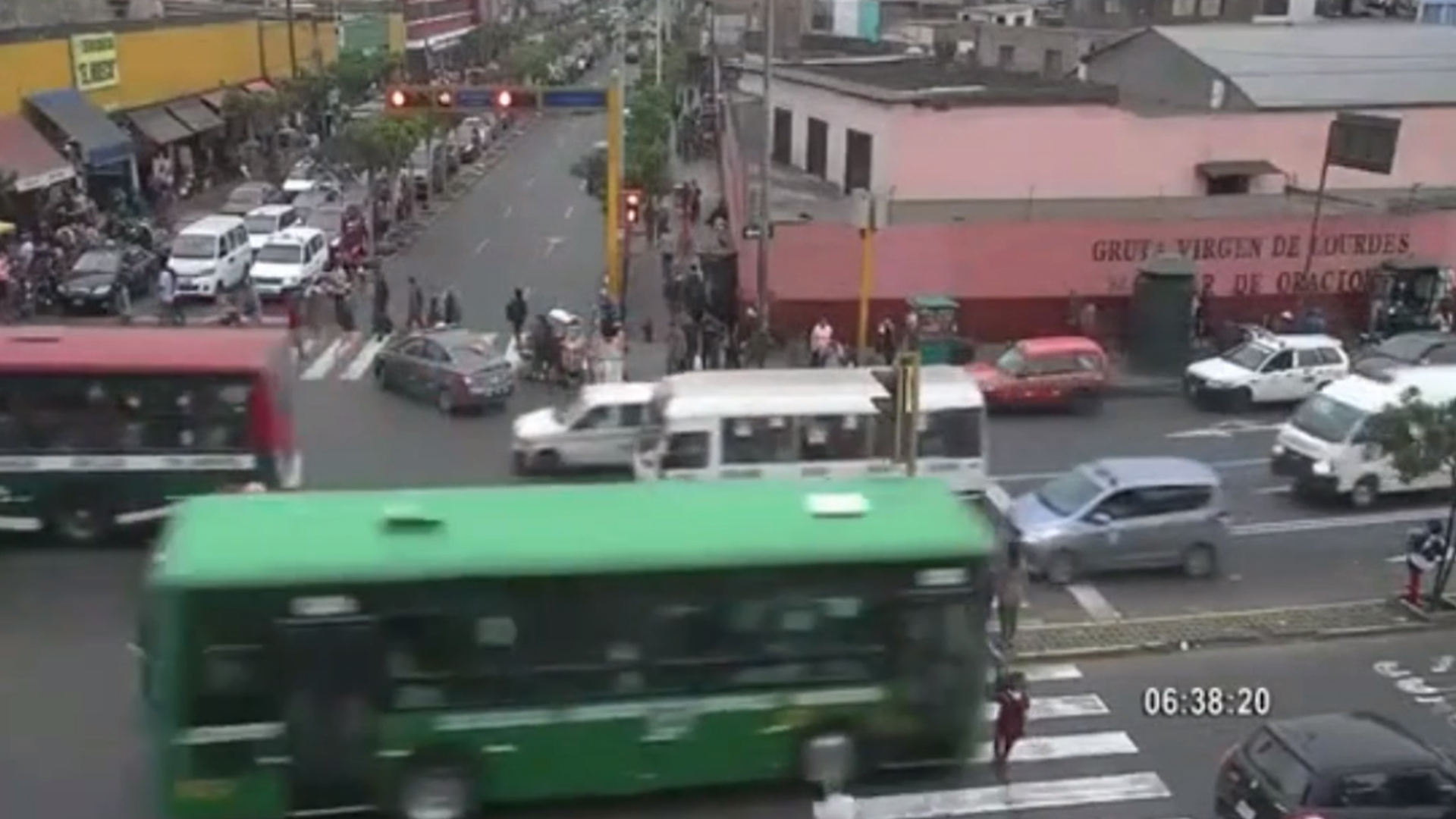 La mujer cruzó corriendo la avenida sin dejar tiempo de reacción al conductor (Imagen: captura de pantalla)