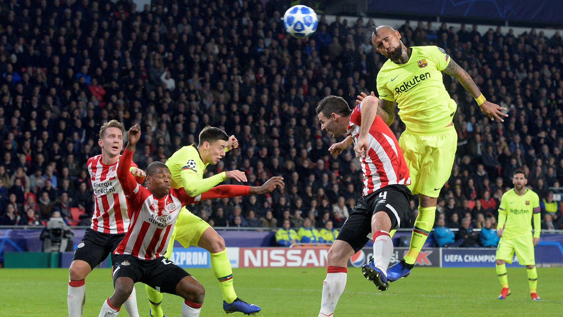 A pesar de la presencia de Messi, el Barcelona sufre ante el PSV en Holanda