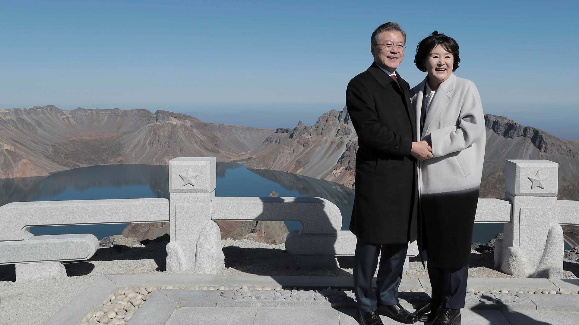 El presidente de Corea del Sur, Moon Jae-in, y la primera dama Kim Jung-sook posan para fotografías en la cima del Monte Paektu, Corea del Norte, el 20 de septiembre de 2018. (Reuters)