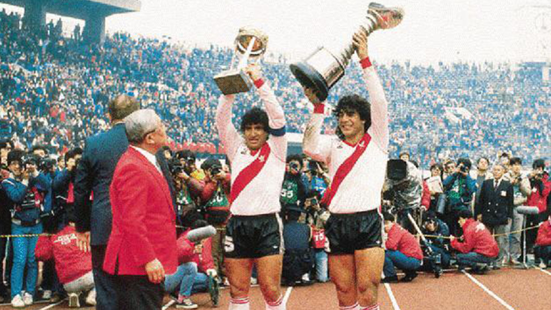 Juan Gilberto Funes (d) y “Tolo” Gallego (i) desfilan con la Copa Libertadores 1986 y la Intercontinental que River ganaría después ante el Steaua de Bucarest, con el gol de Antonio Alzamendi en Japón