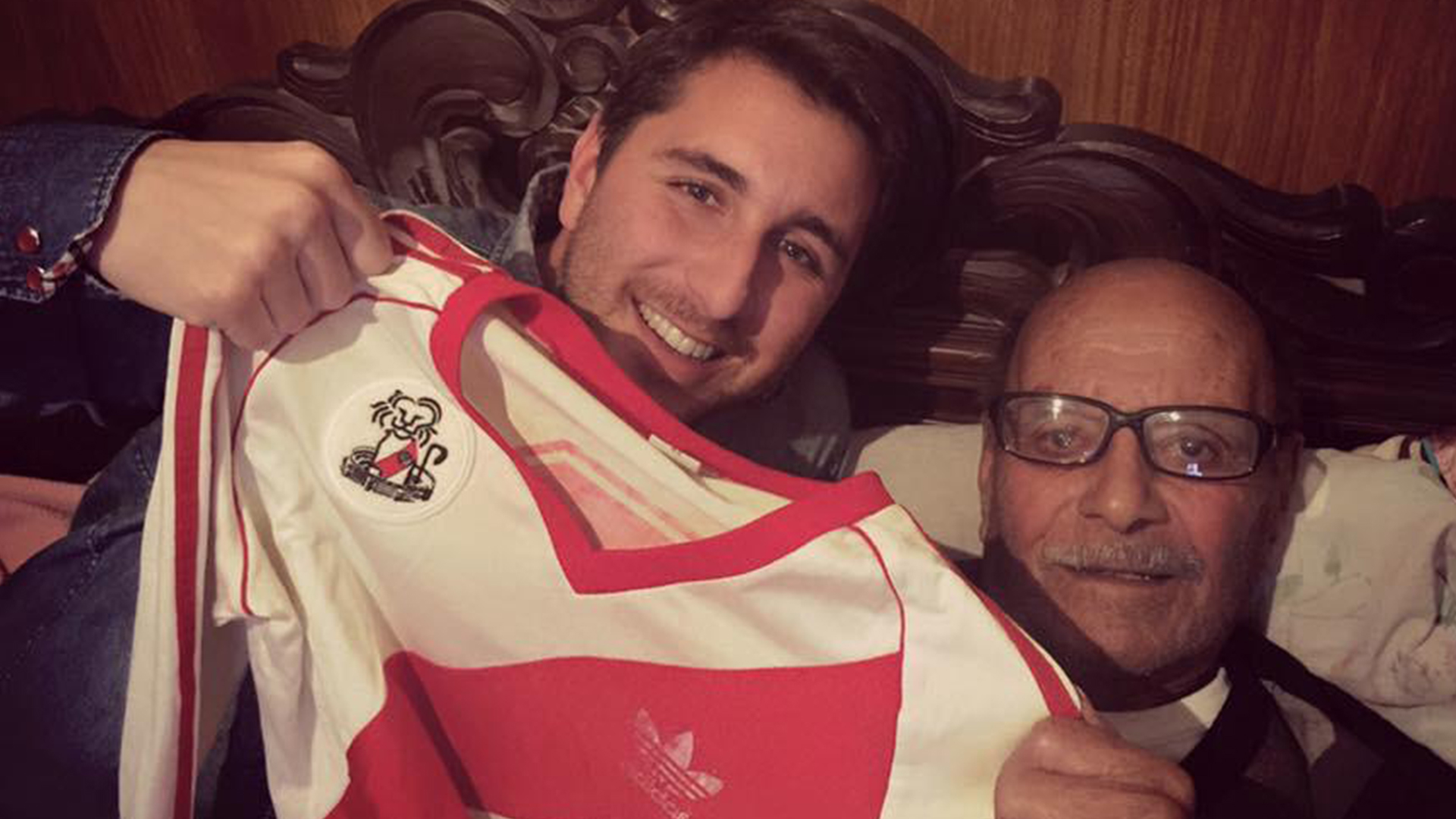 Juan Pablo Funes, con la camiseta con la que el Búfalo, su padre, ganó con River la Copa Libertadores de 1986, junto a su abuelo Pedro Vicente Funes