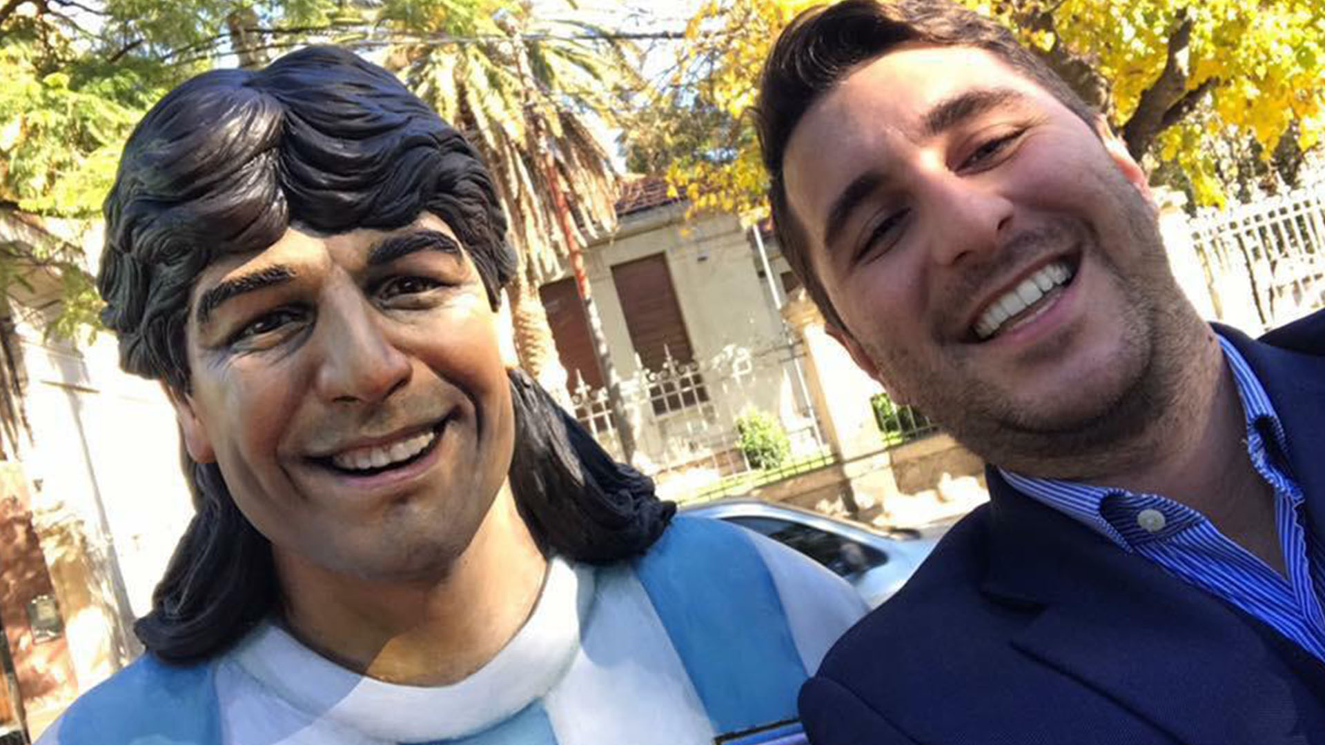 Juan Pablo Funes junto a la estatua de su padre