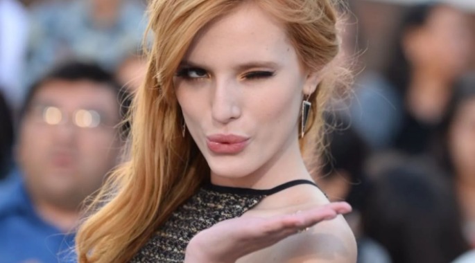 Bella Thorne se descuida y enseña de mas