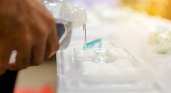 Médicos se equivocan y confunden solución salina con jabón y matan abuelito